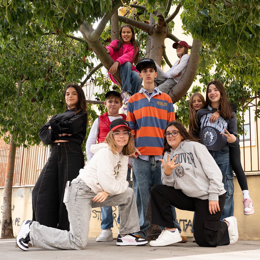 Hanno scelto di chiamarsi “92 battiti” ed è appena uscito su tutte le piattaforme il loro brano rap “Faro di speranza”, ispirato al carisma salesiano: «Educare con amore, senza giudicare; ogni giovane ha un sogno, è tempo di sognare», cantano. Nella parrocchia San Giovanni Bosco a Vittoria, diocesi di Ragusa, ragazze e ragazzi del gruppo Acr si sono messi in gioco con le animatrici in quest’anno giubilare, ballando insieme e girando anche il videoclip della traccia per raccontare «l’eredità di Don Bosco tradotta in barra, beat e coraggio»