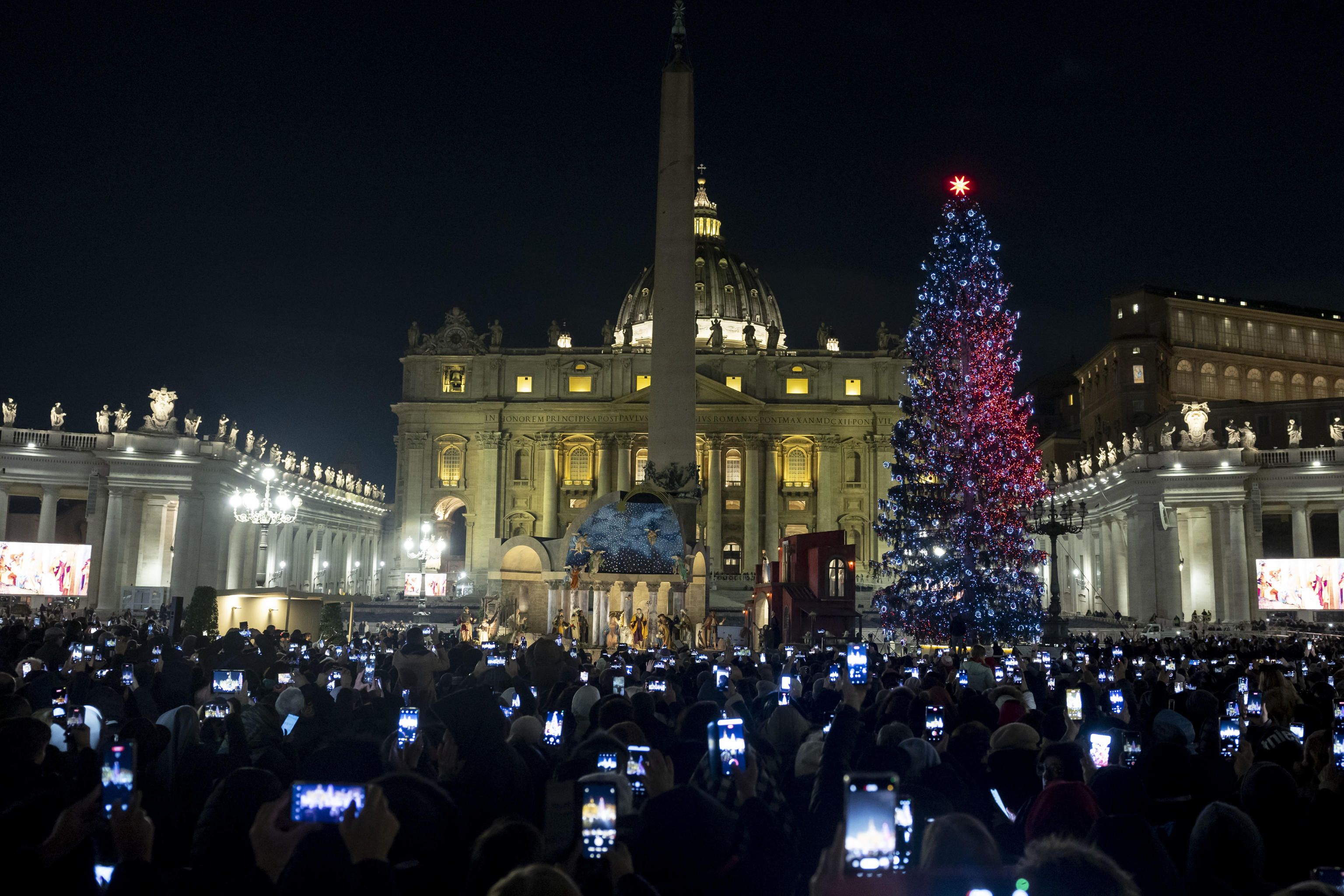 La cerimonia di inaugurazione del presepe e dell'albero di Natale in piazza San Pietro / ANSA