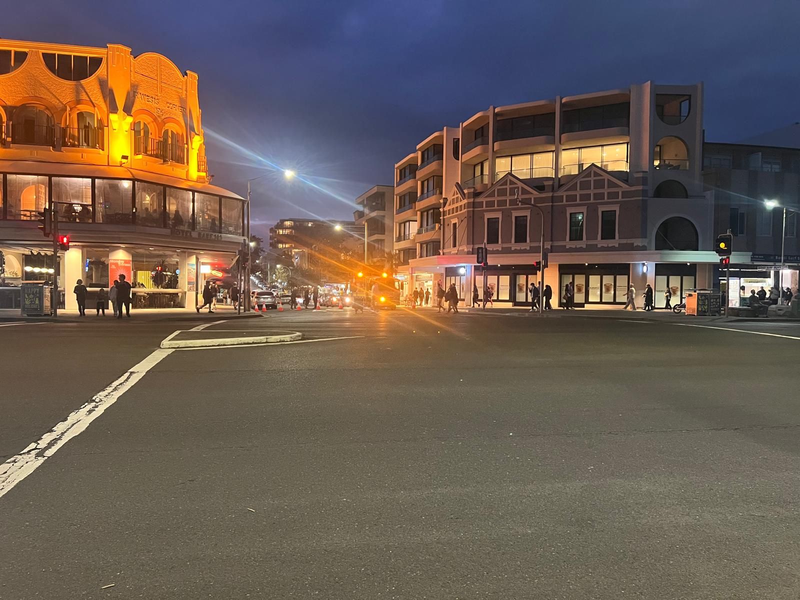 La zona dell'attentato è chiusa. Nessuno può entrare e uscire. Qui la sera d'estate c'è sempre una movida allegra e spensierata. 