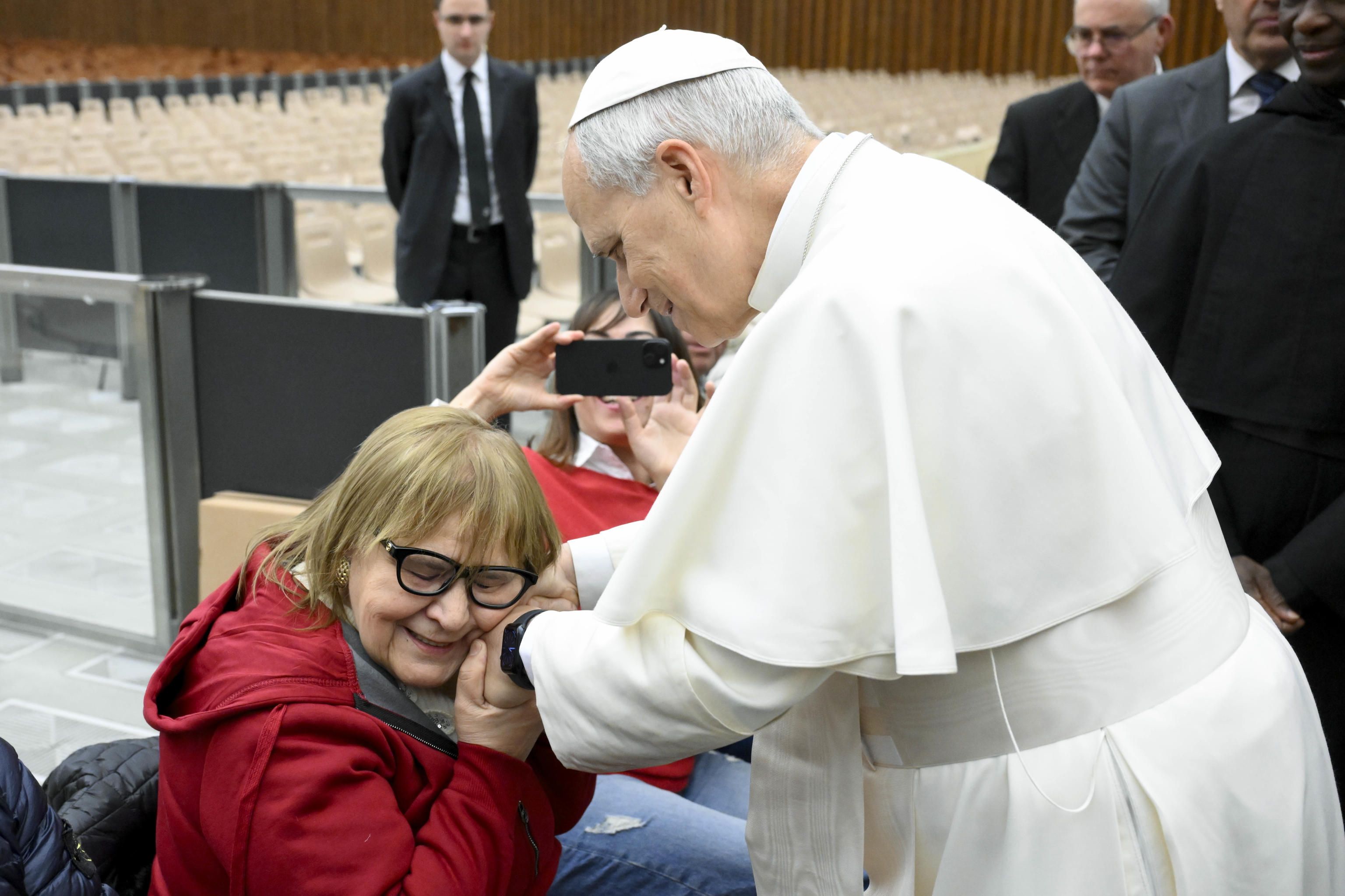 Il Papa saluta una donna malata in Aula Paolo VI prima dell'udienza generale, 17 dicembre 2025 (Vatican Media)