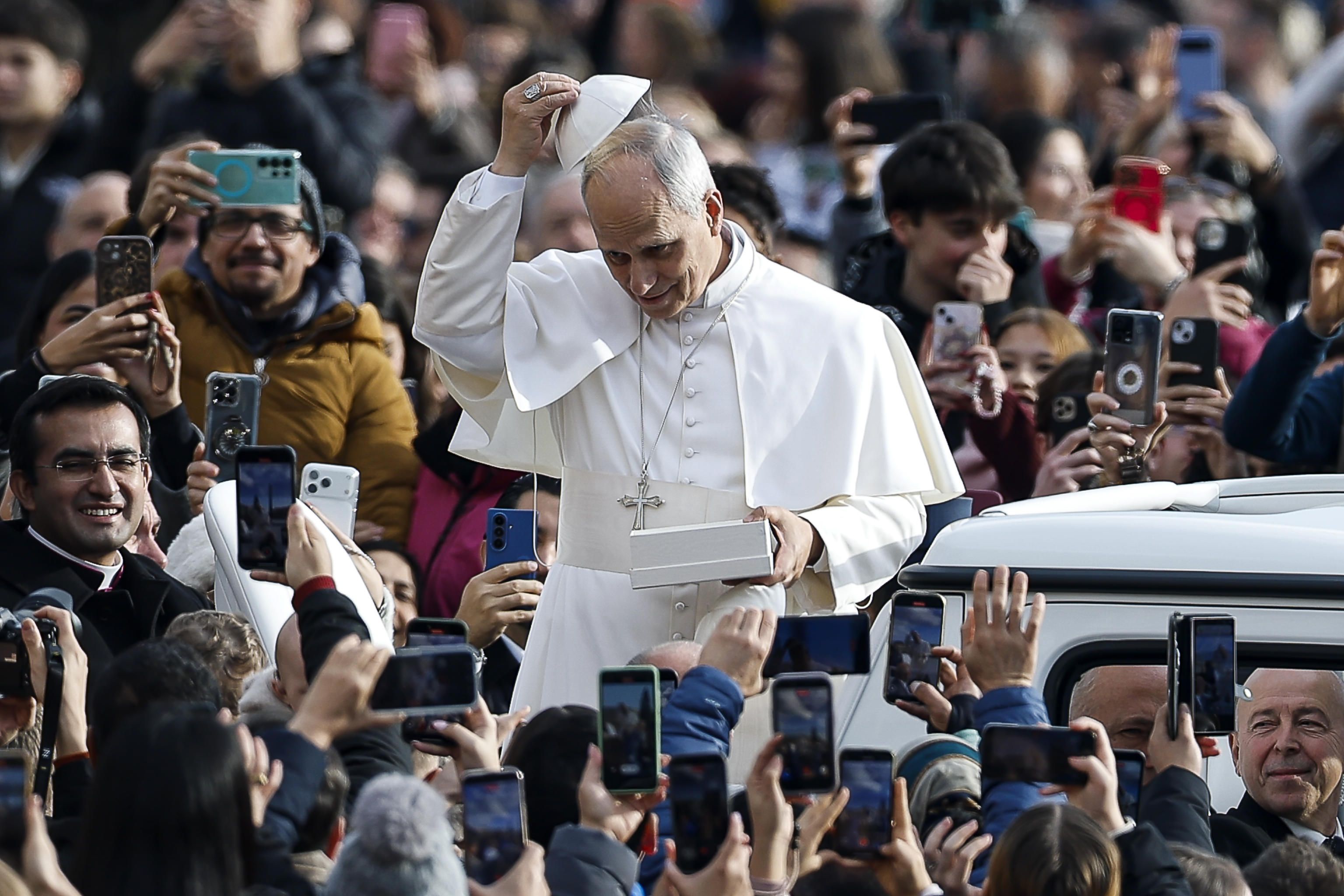 Papa Leone XIV scherza con alcuni bambini prima dell'udienza generale di oggi, 17 dicembre 2025 (ANSA)
