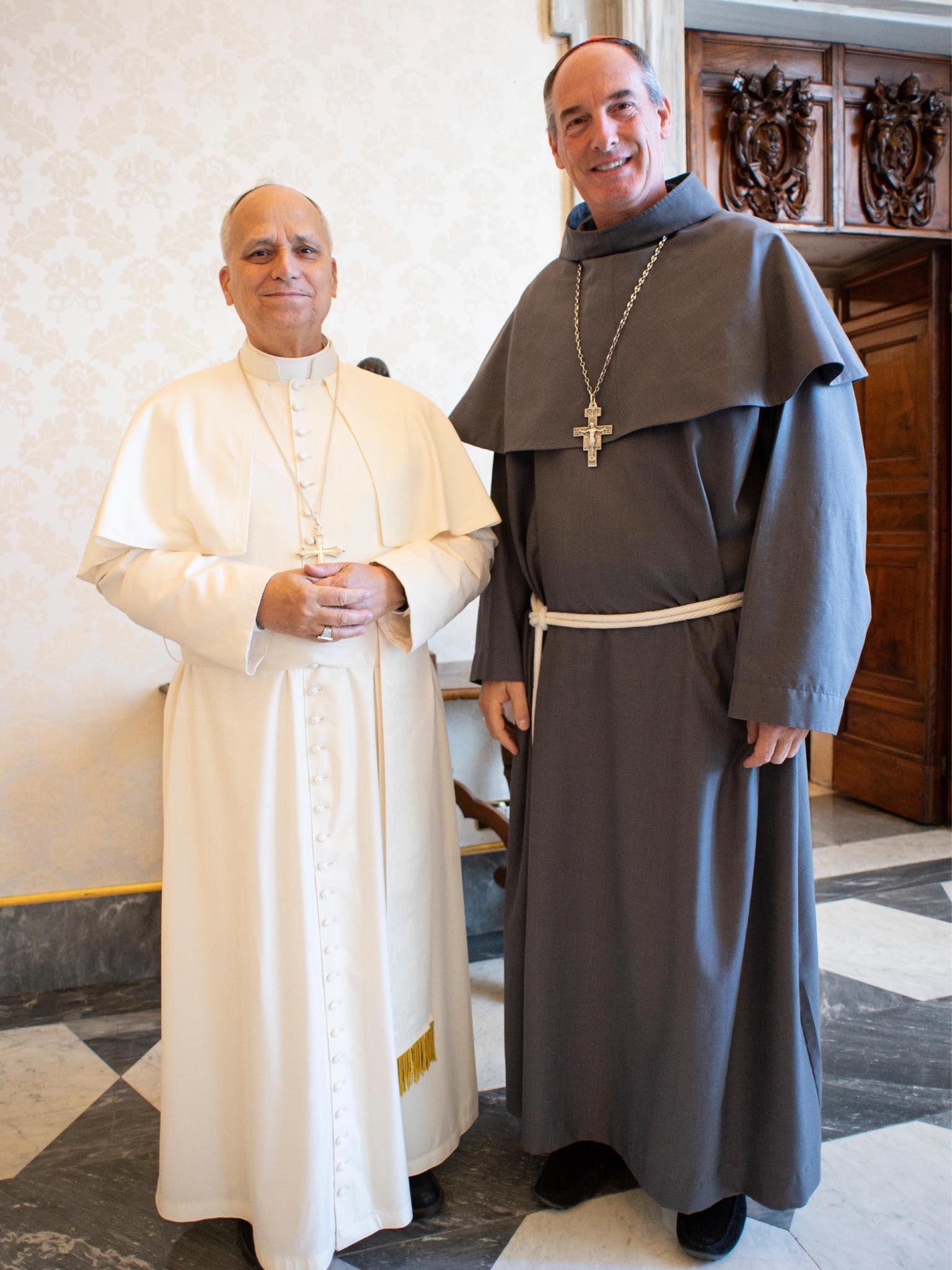 Leone XIV con il cardinale François-Xavier Bustillo


