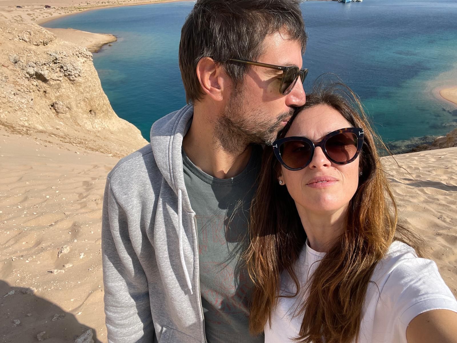 Checco e Sara a Sharm nel dicembre 2022, quando si affacciano i primi sintomi