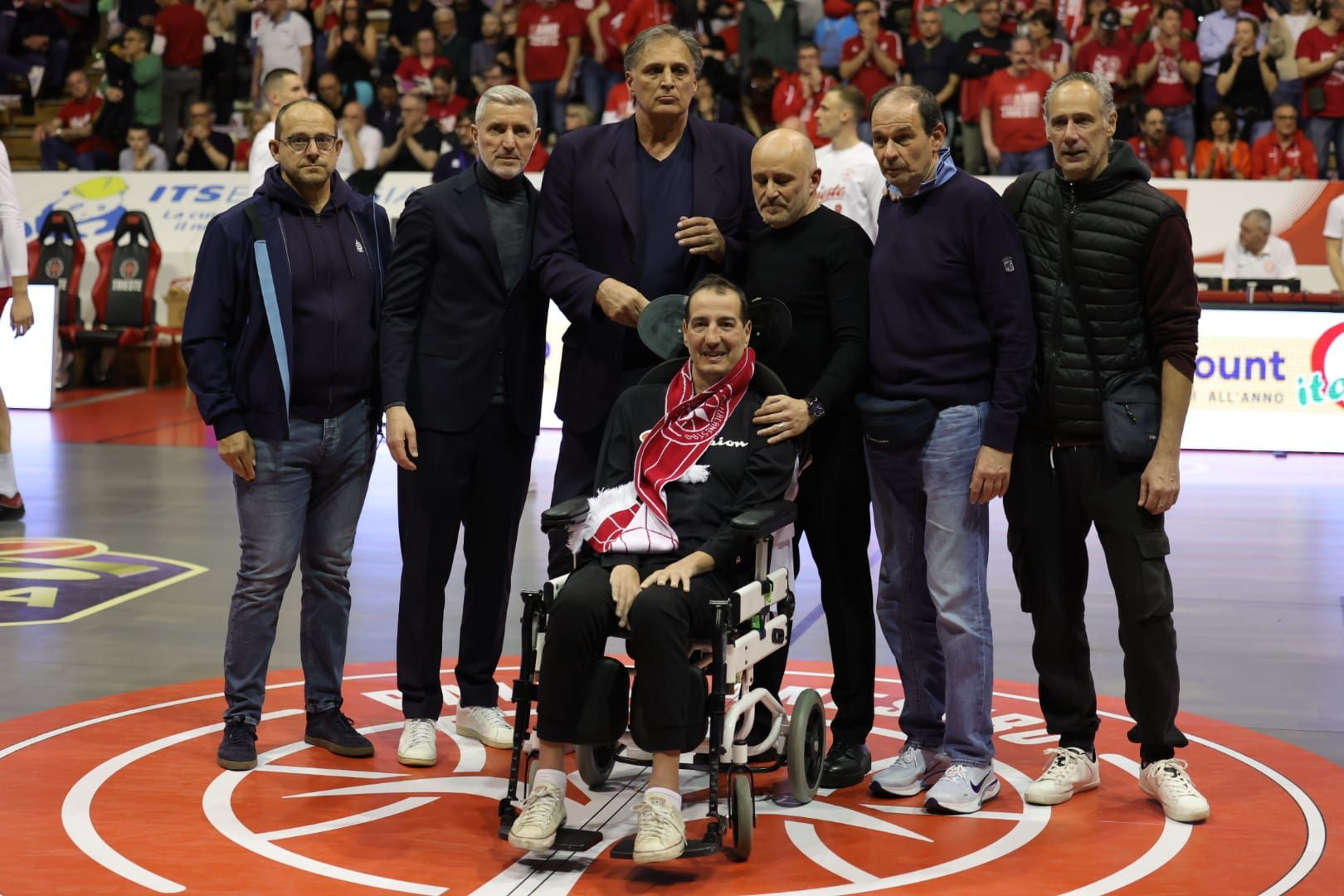 "Il Tucano" Federico Franceschin con i suoi ex compagni, ora nella squadra che lo sostiene&nbsp;