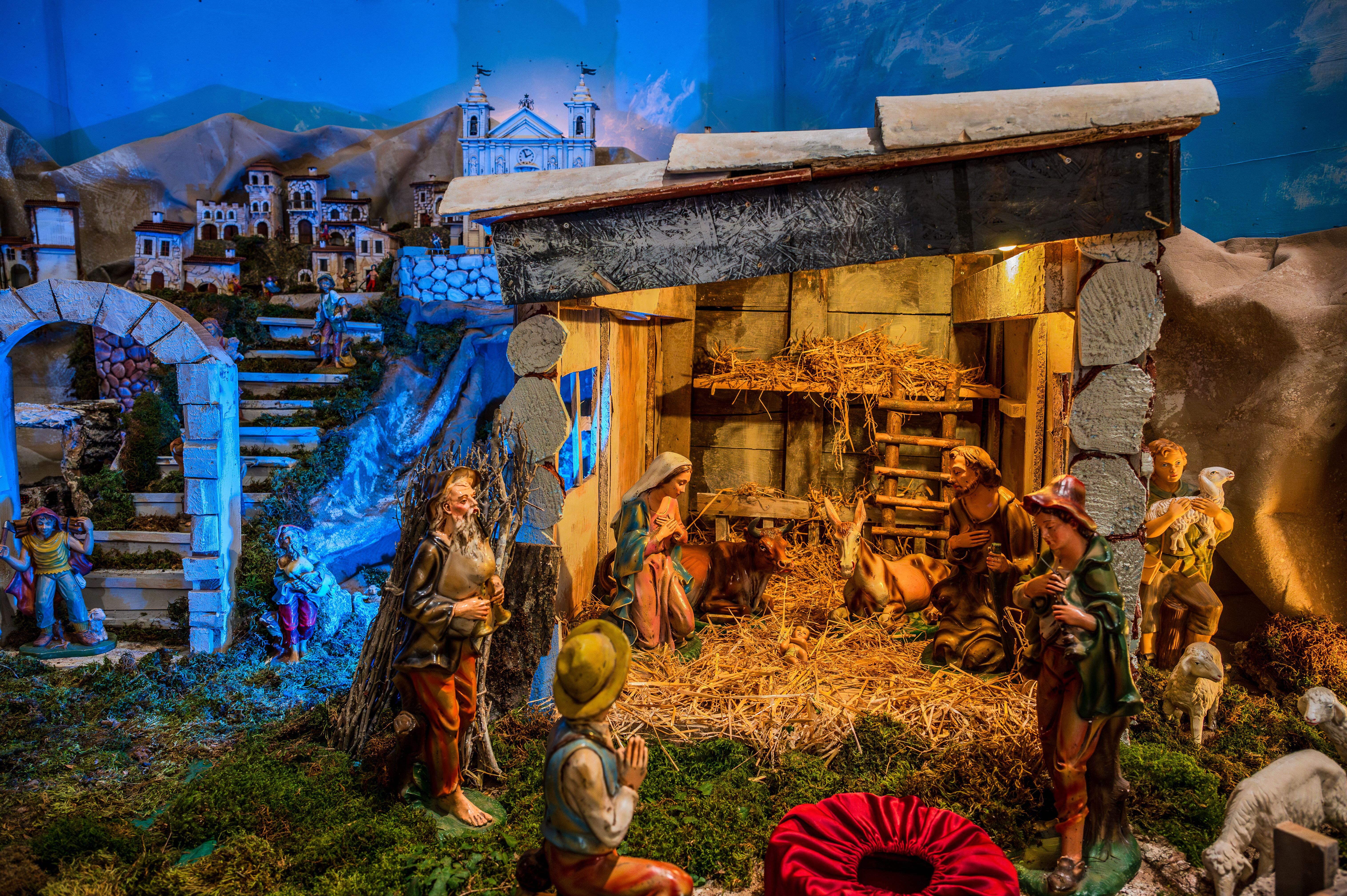 La capanna della Natività nel presepe della basilica di Santa Maria Assunta a Castel di Sangro / Alamy