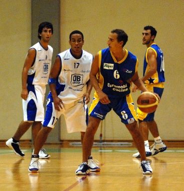 Federico Franceschin in azione durante una delle tante partite della sua lunga carriera di playmaker