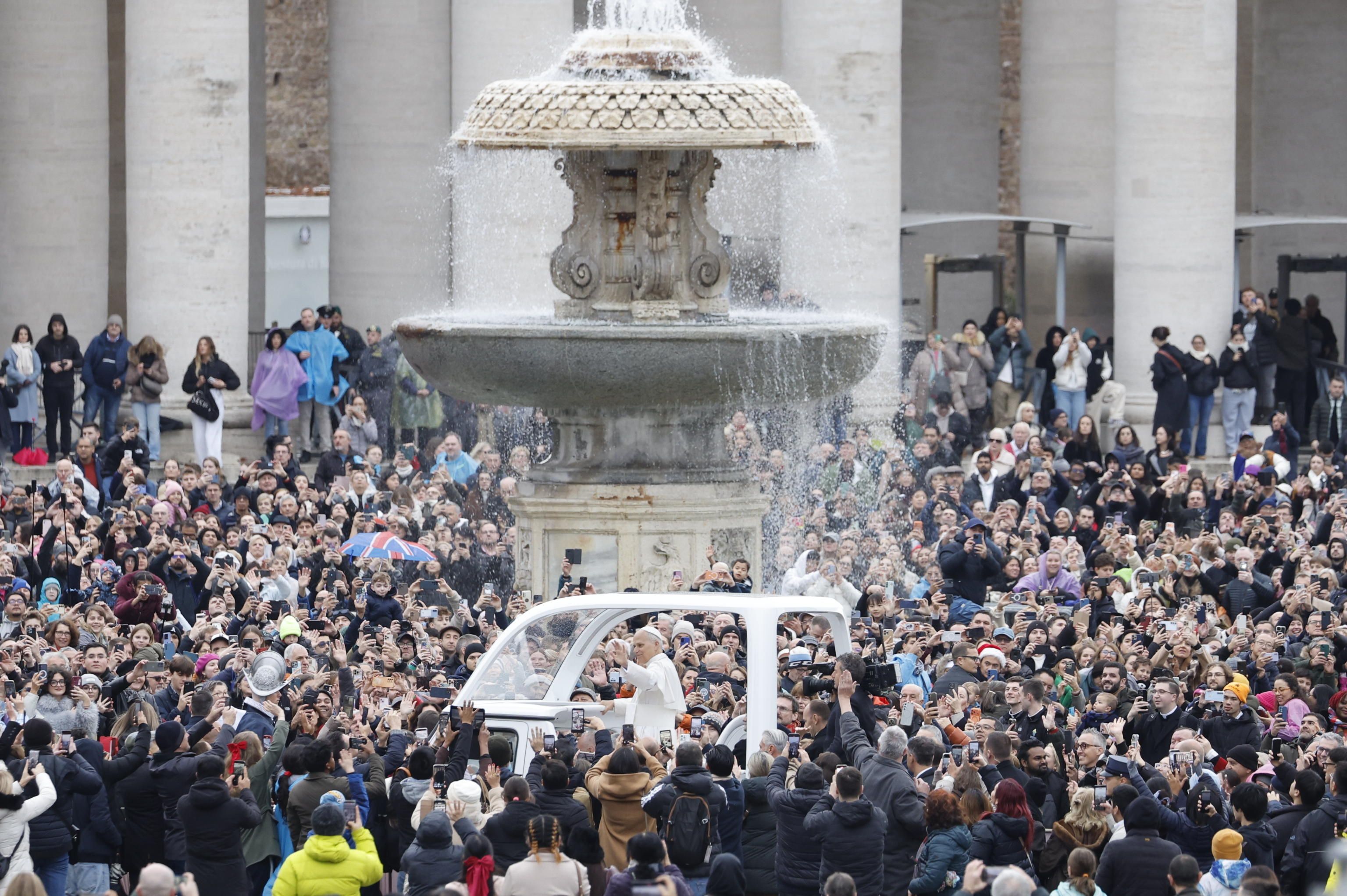 Il Papa in papamobile il giorno di Natale fra i pellegrini arrivati in piazza San Pietro / ANSA
