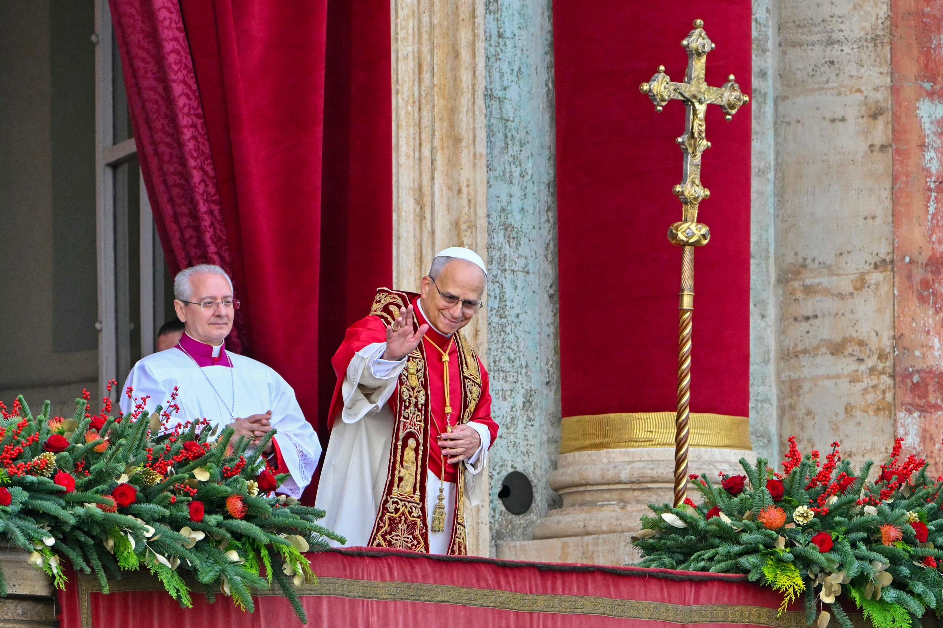 Papa Leone XIV affacciato dalla Loggia centrale della Basilica di San Pietro per la benedizione "Urbi et Orbi" di Natale  / AFP