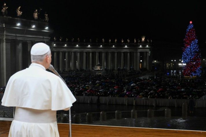 Il Papa a sorpresa saluta la folla in piazza San Pietro che non è riuscita a entrare nella Basilica Vaticana per la Messa della notte di Natale / VATICAN MEDIA