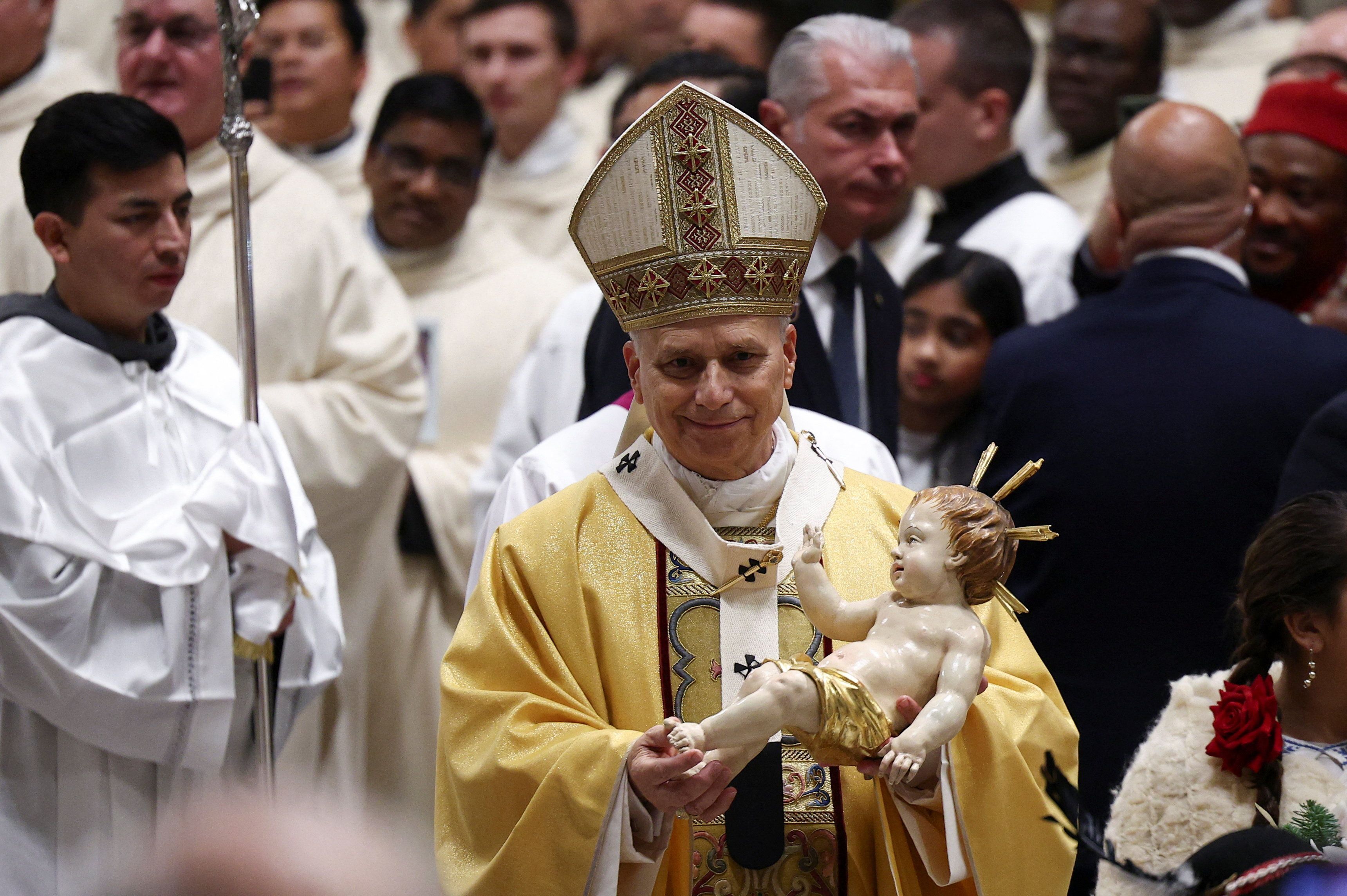 Leone XIV con il Bambinello al termine della Messa della notte di Natale nella Basilica di San Pietro / REUTERS&nbsp;
