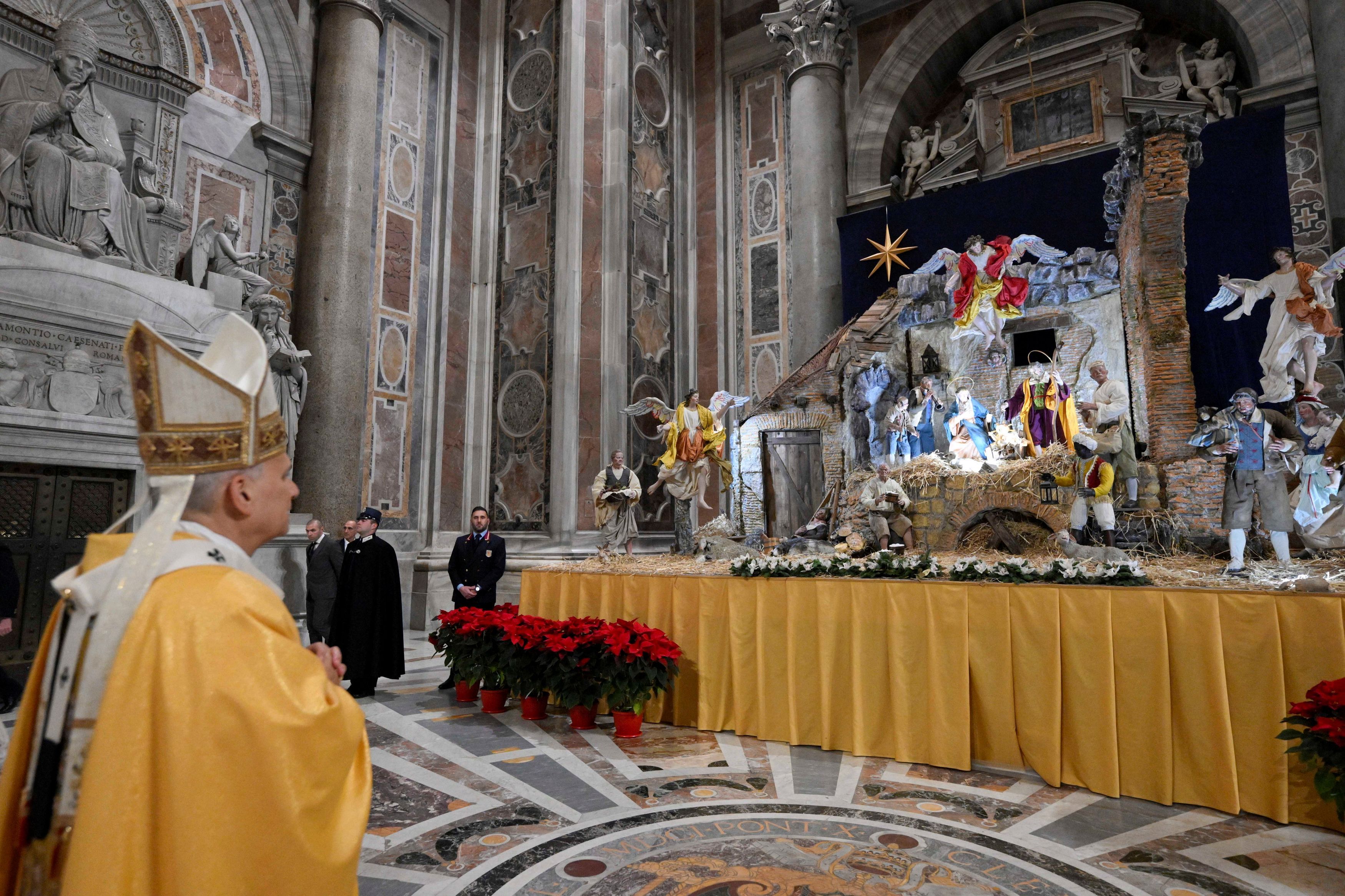 Papa Leone XIV davanti al presepe nella Basilica di San Pietro al termine della Messa della notte di Natale / VATICAN MEDIA