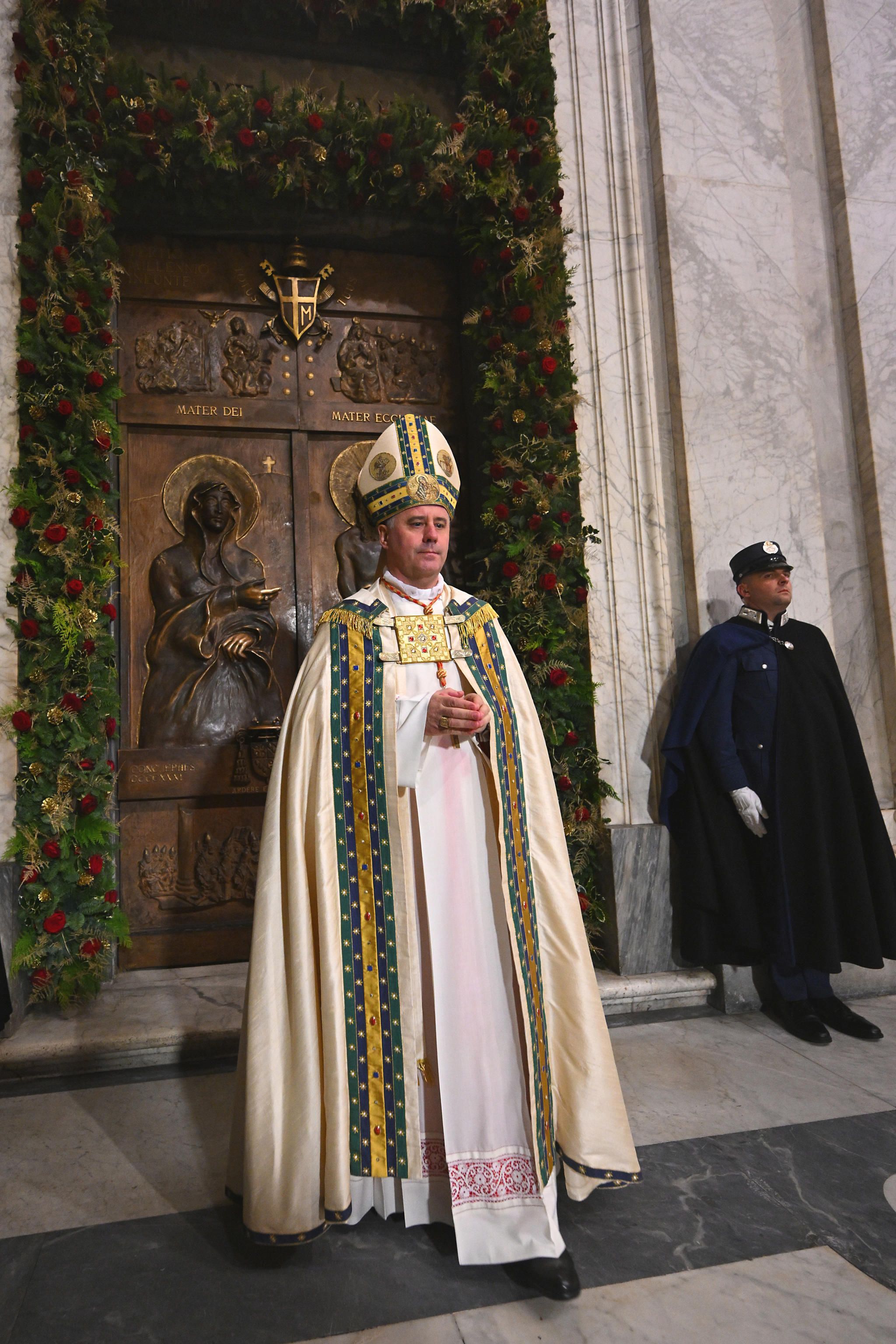 Il cardinale Rolandas Makrickas dopo aver chiuso la Porta Santa nella Basilica di Santa Maria Maggiore / AFP