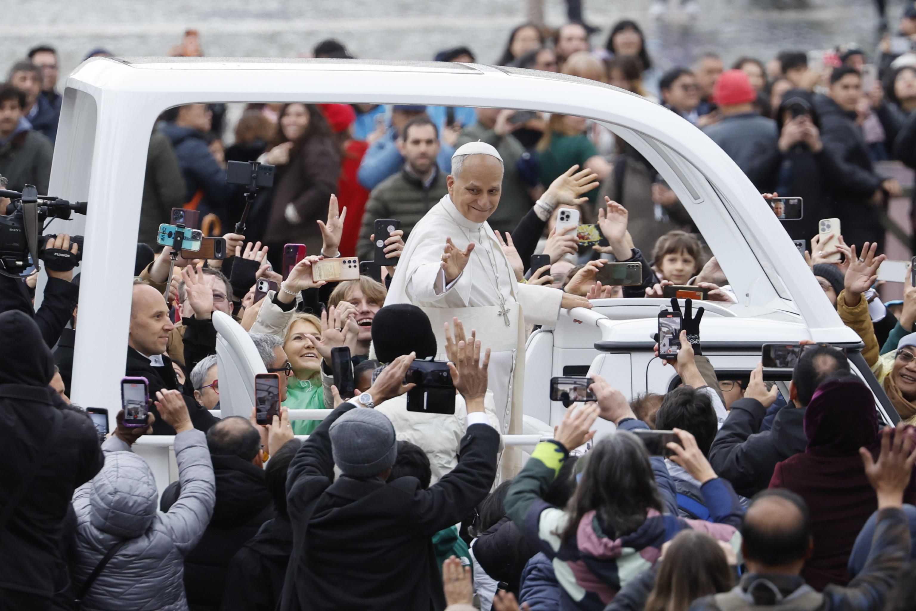 Il Papa in papamobile il giorno di Natale fra i pellegrini arrivati in piazza San Pietro / ANSA