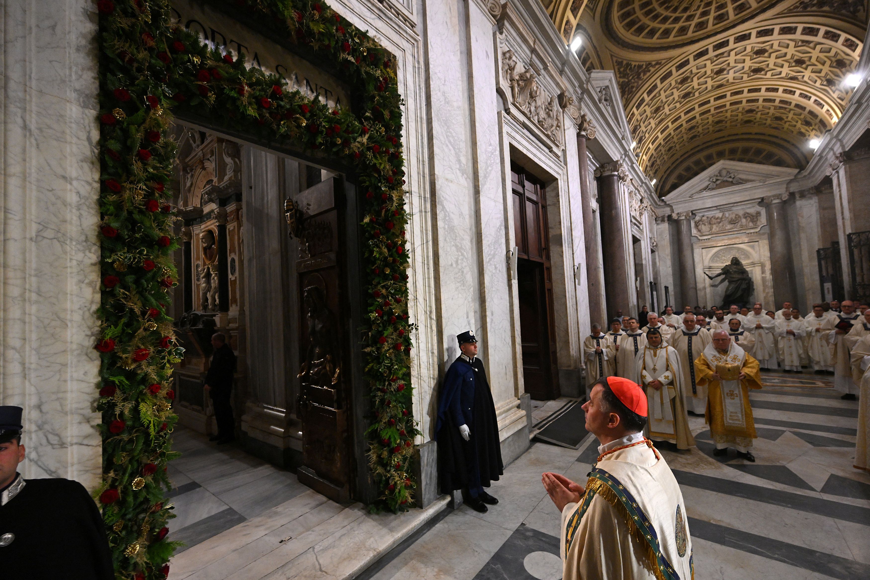 Il rito di chiusura della Porta Santa nella Basilica di Santa Maria Maggiore a Roma il giorno di Natale / REUTERS