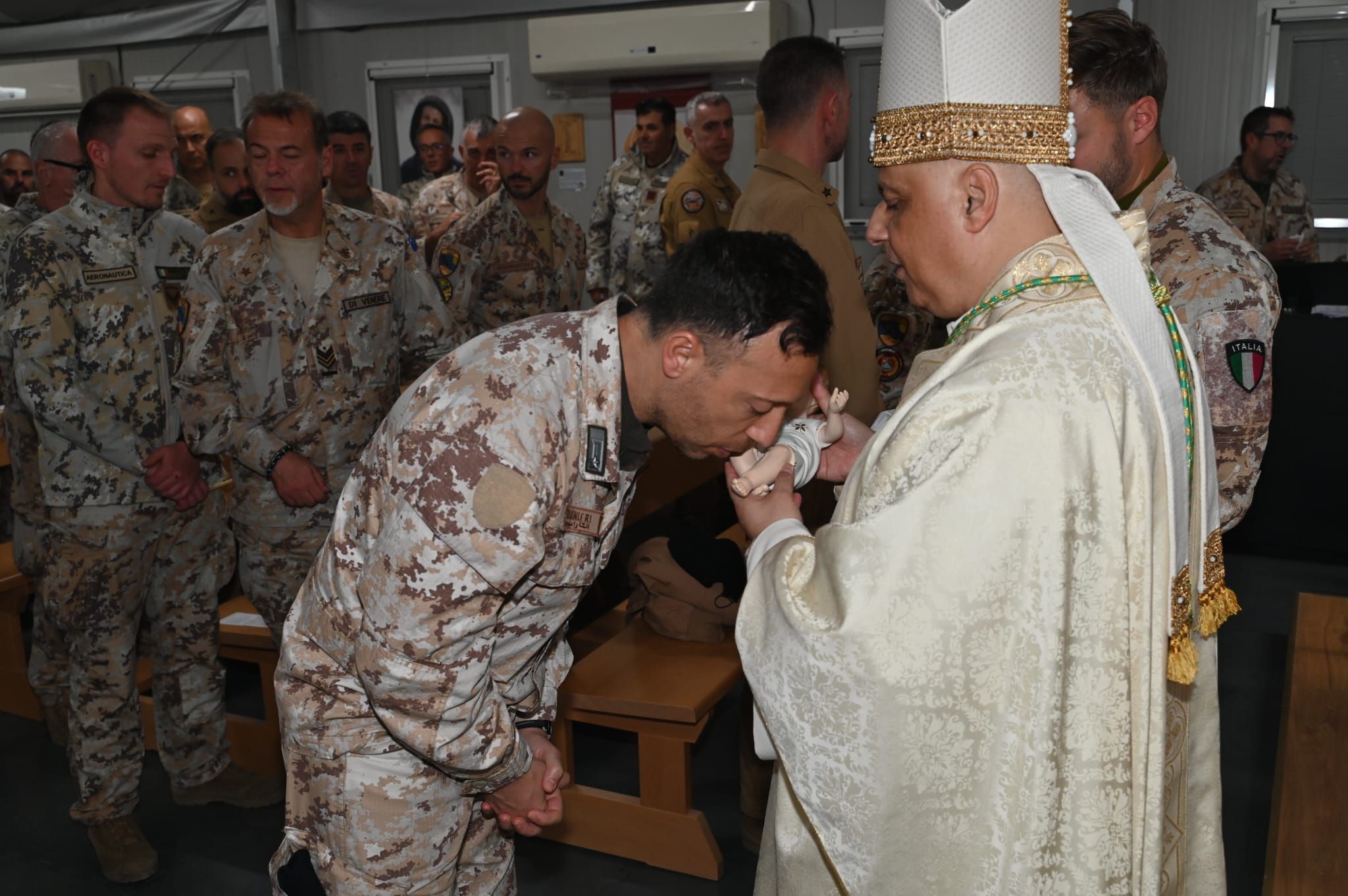 Un momento della Messa di Natale in Kuwait con l'arcivescovo Saba/Ordinariato Militare