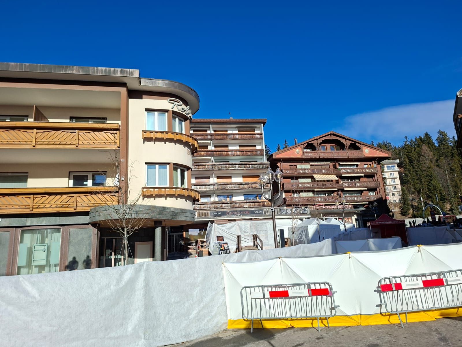 Le transenne davanti al "Le Constellation" stamani