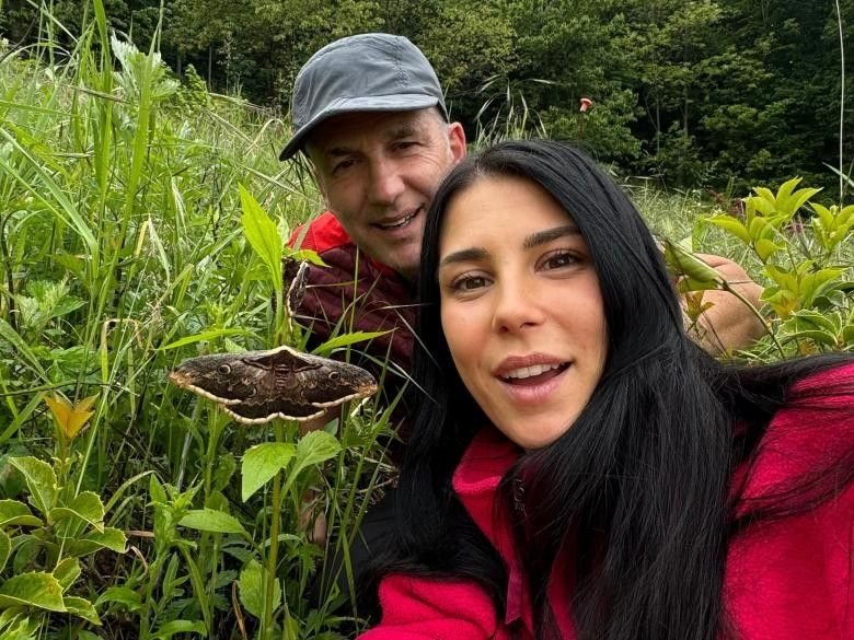 Sandro e Aura insieme nei boschi, durante una delle loro passeggiate in montagna