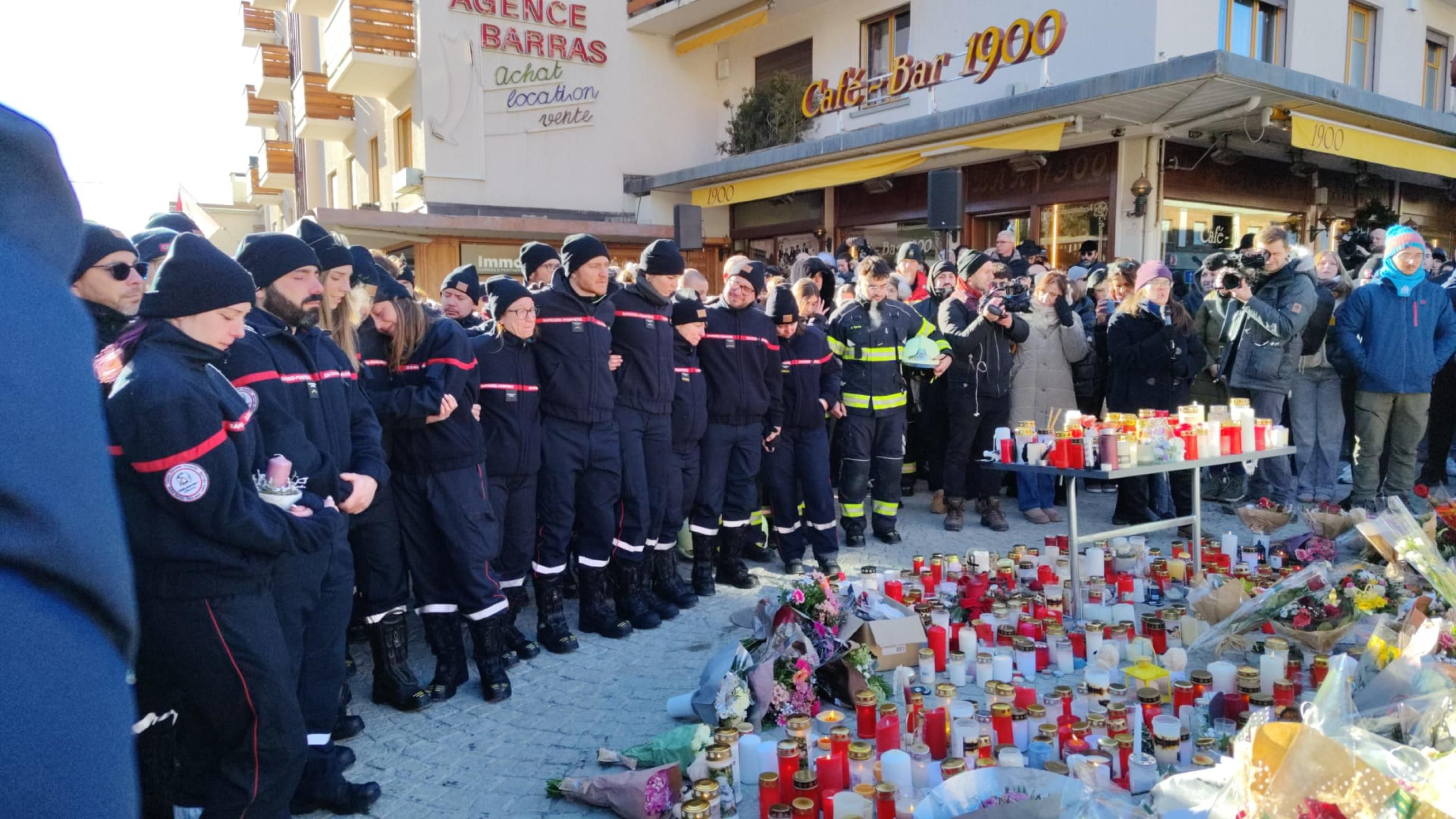 Un lungo applauso ai soccorritori dell'incendio di Capodanno è partito dalla folla che ha preso parte alla marcia silenziosa in ricordo delle vittime della tragedia de La Constellation, a Crans-Montana dopo la Messa&nbsp;