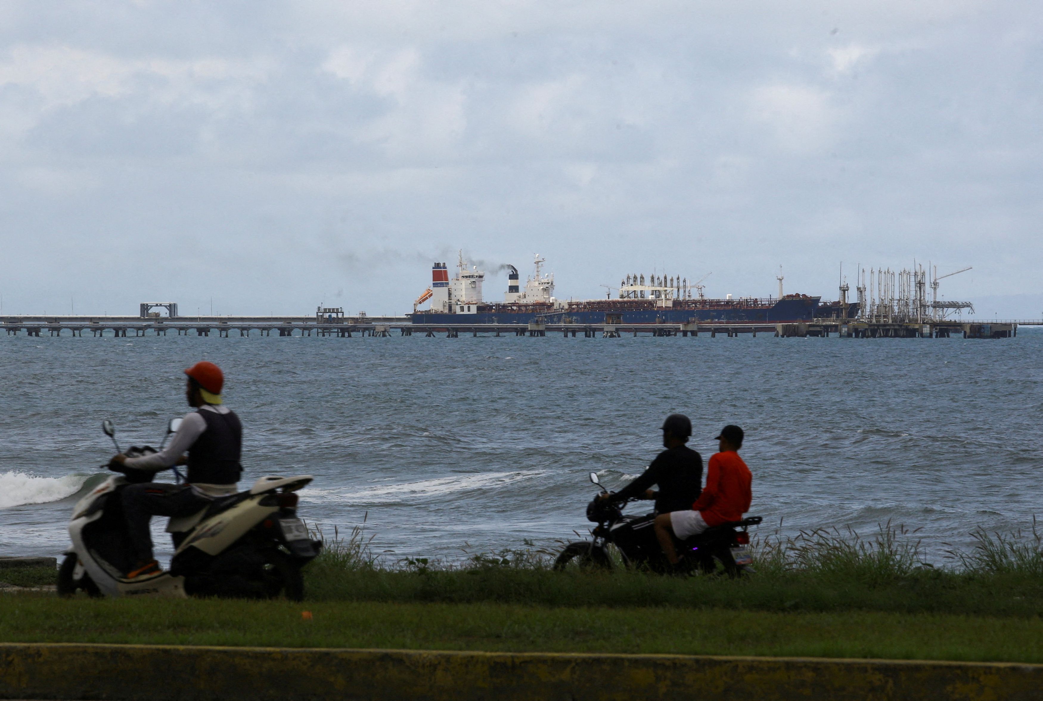La petrolifera MT Bandra vista dalla riva a El Palito, vicino a Puerto Cabello, in Venezuela December /Reuters
