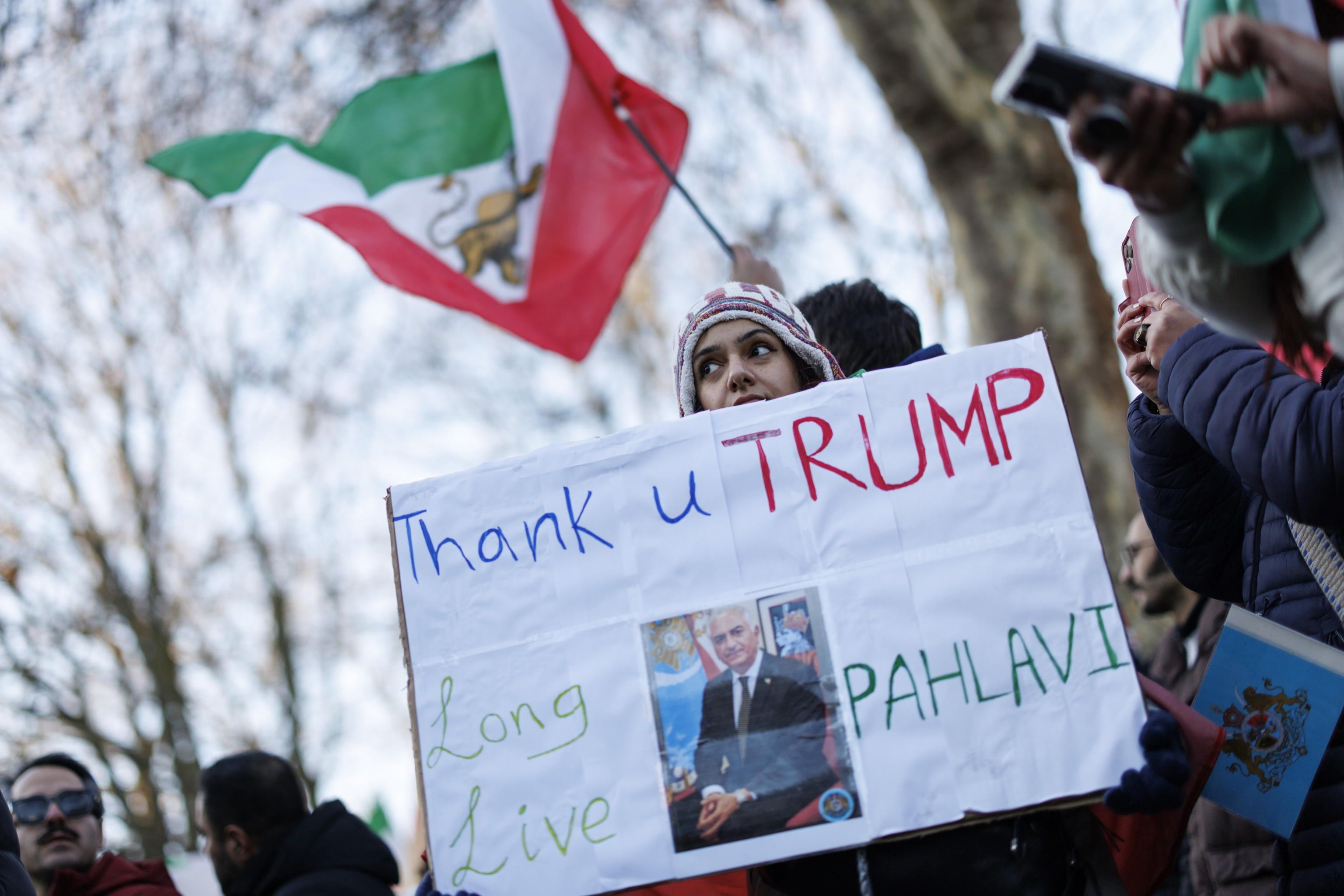 Un corteo della diaspora iraniana a Londra, davanti all'ambasciata, chiede un regime change e ringrazia Trump per il sostegno promesso agli oppositori /Ansa