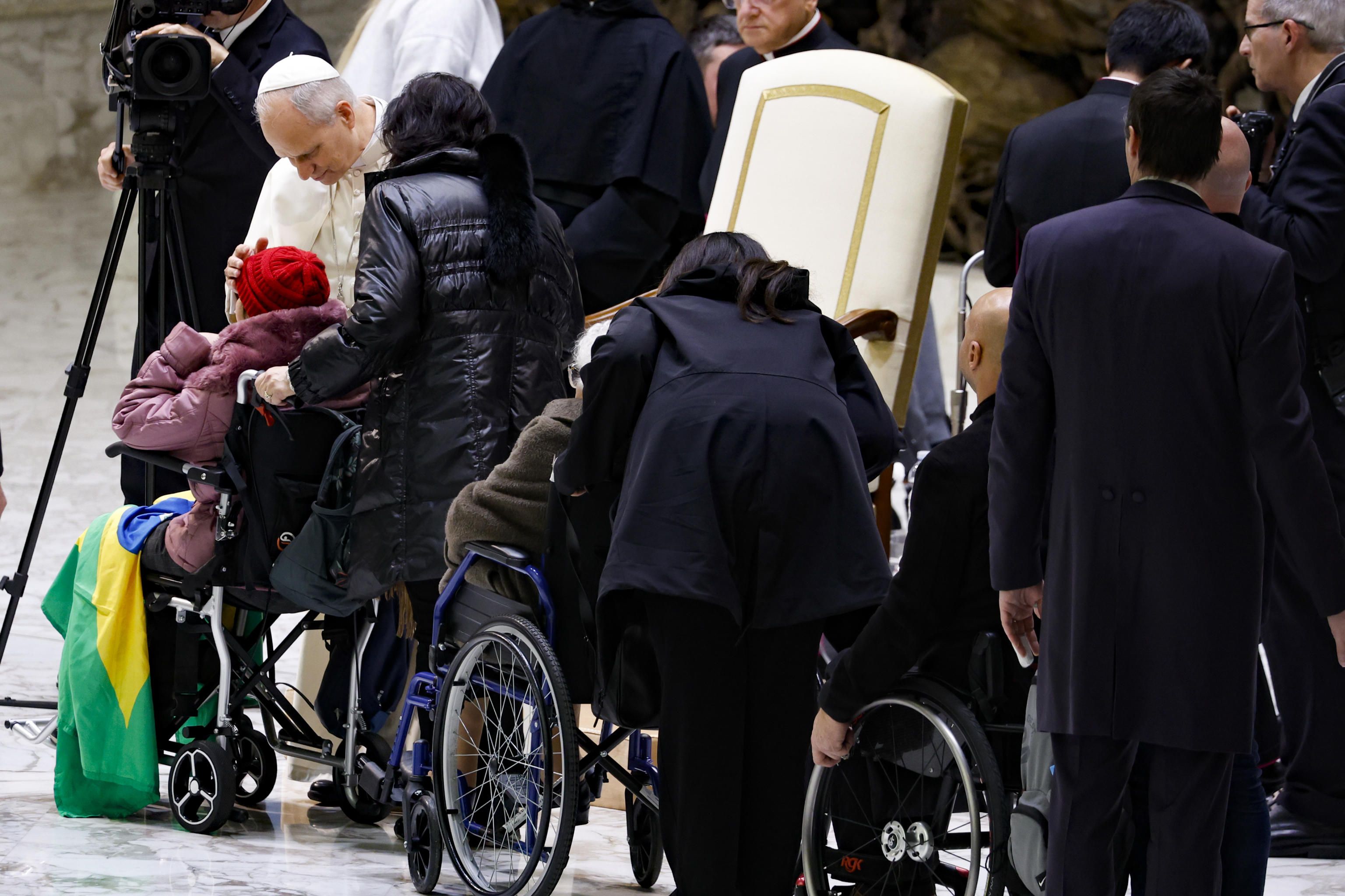 Papa Leone XIV si ferma a salutare alcune persone disabili dopo l'udienza, 7 gennaio 2026 - (ANSA)