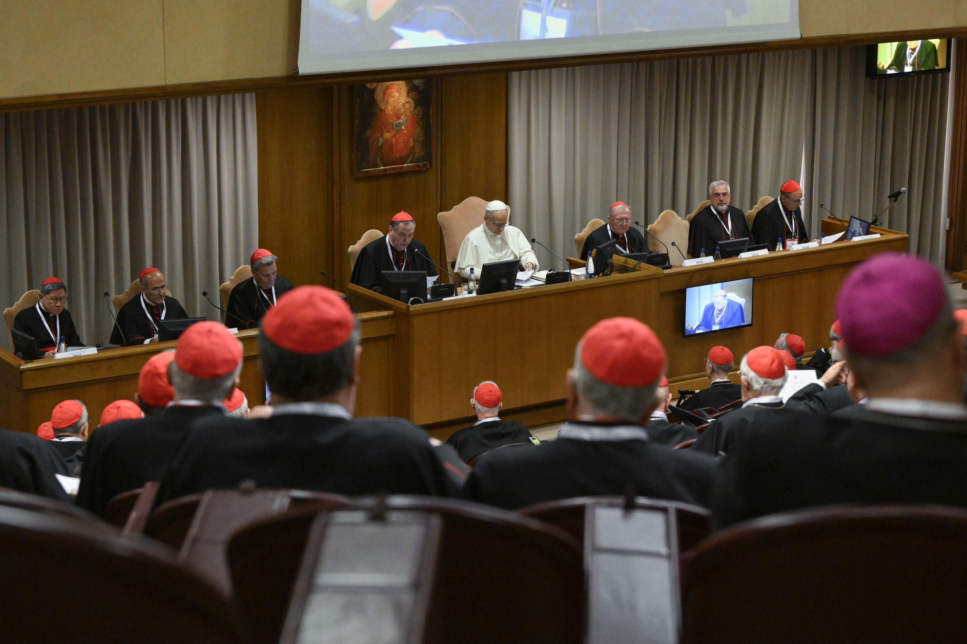Papa Leone XIV ieri all'apertura del Concistoro nell'Aula Nuova del Sinodo /VATICAN MEDIA