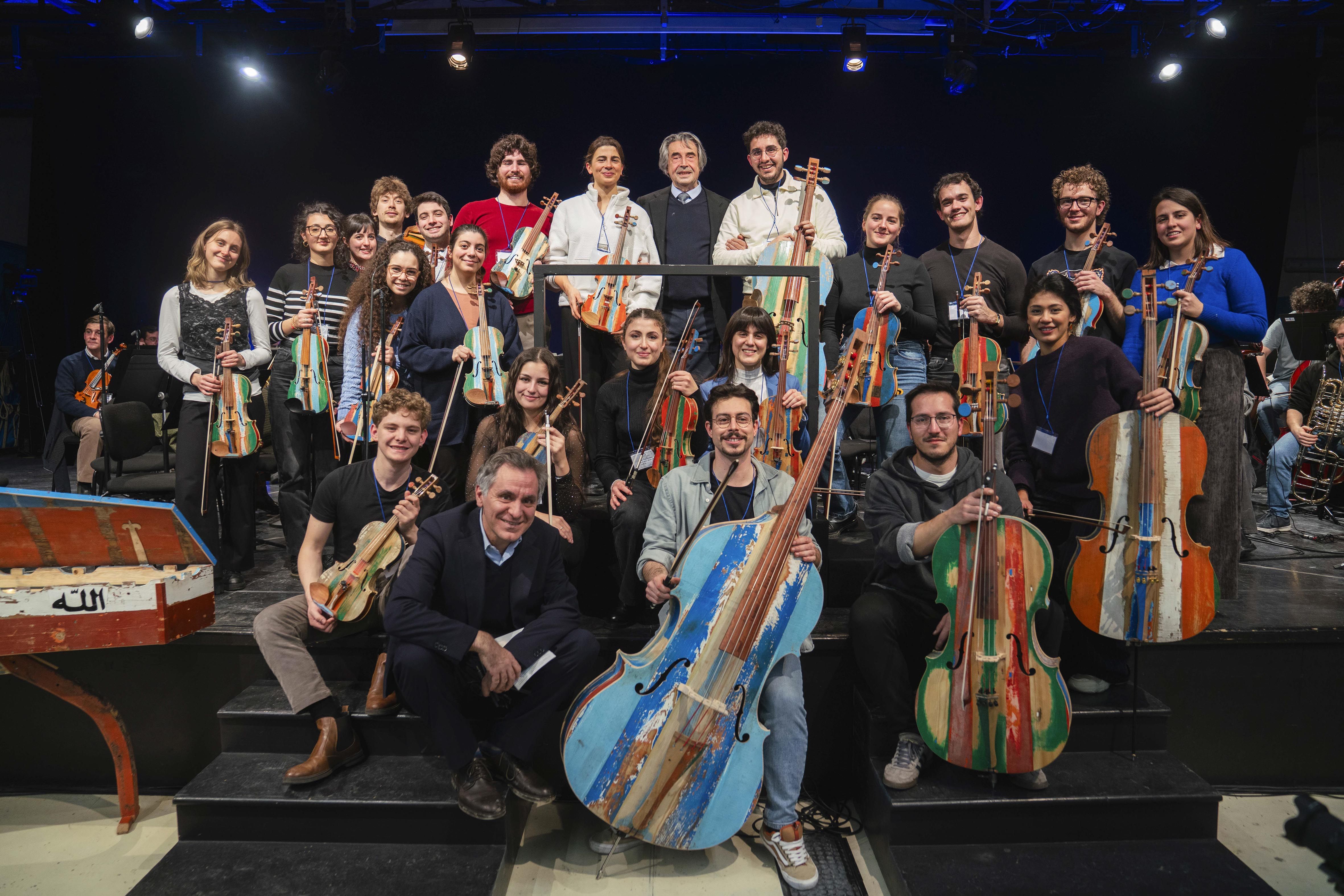 Il maestro Muti con gli orchestrali che si sono esibiti in carcere a Opera