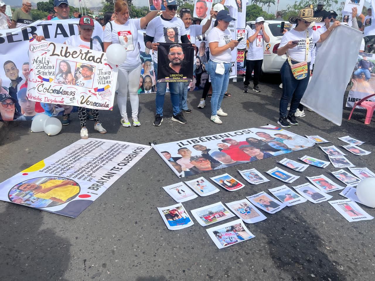 Un altro momento del sit-in sul ponte Bolívar