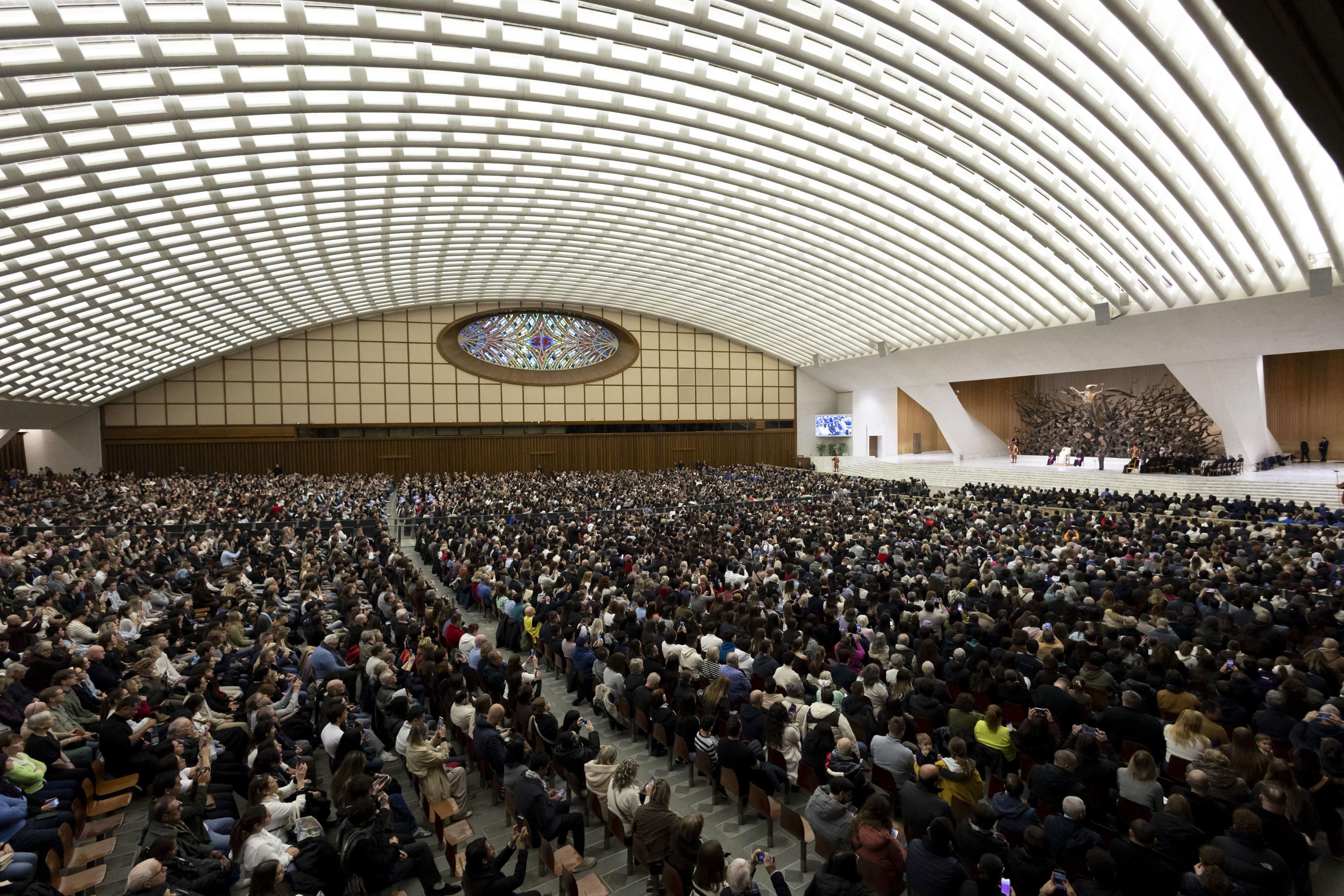 L'Aula Paolo VI gremita di fedeli durante l'udienza generale, 14 gennaio 2026 - (ANSA)