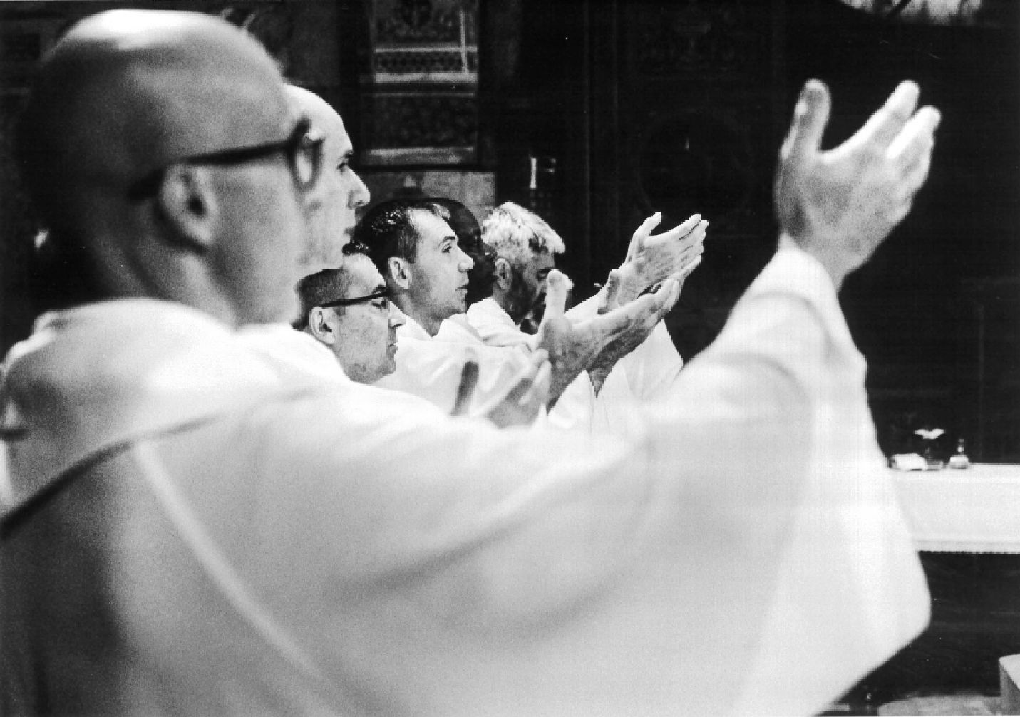 Un'altra immagine scattata di Gianluigi Di Napoli, tratta dal “Calendario francescano 2026”: fra Giulio, fra Riccardo, fra Nicola, fra Simone e fra Marek nella chiesa inferiore della Basilica di San Francesco