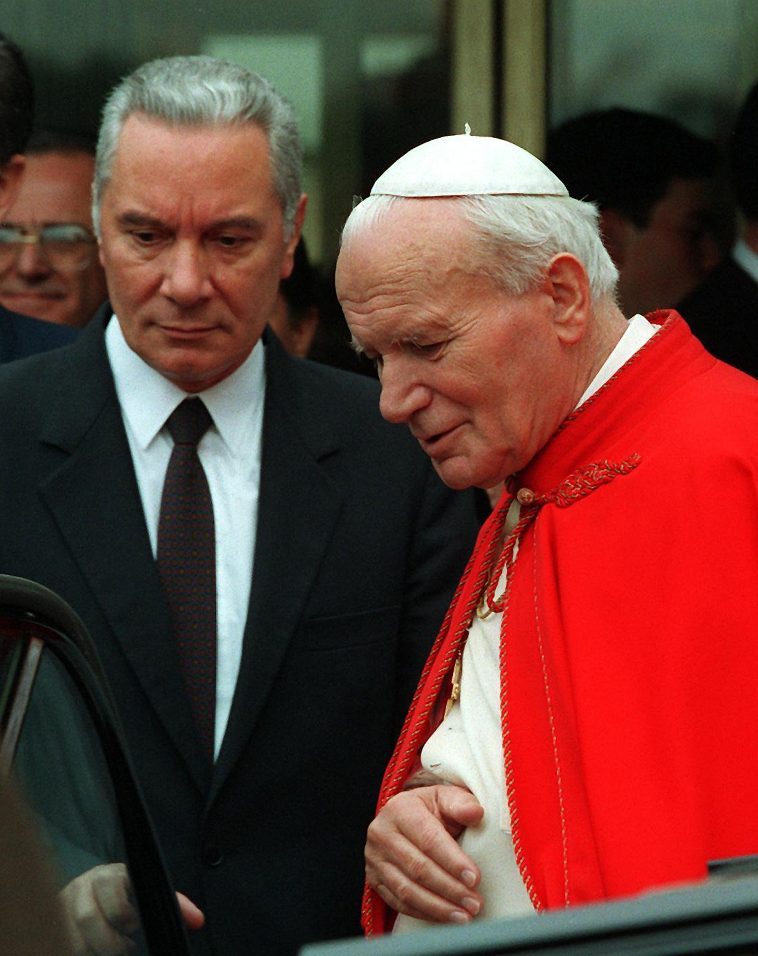  Angelo Gugel con Giovanni Paolo II in un'immagine del 12 novembre 1993 /Ansa