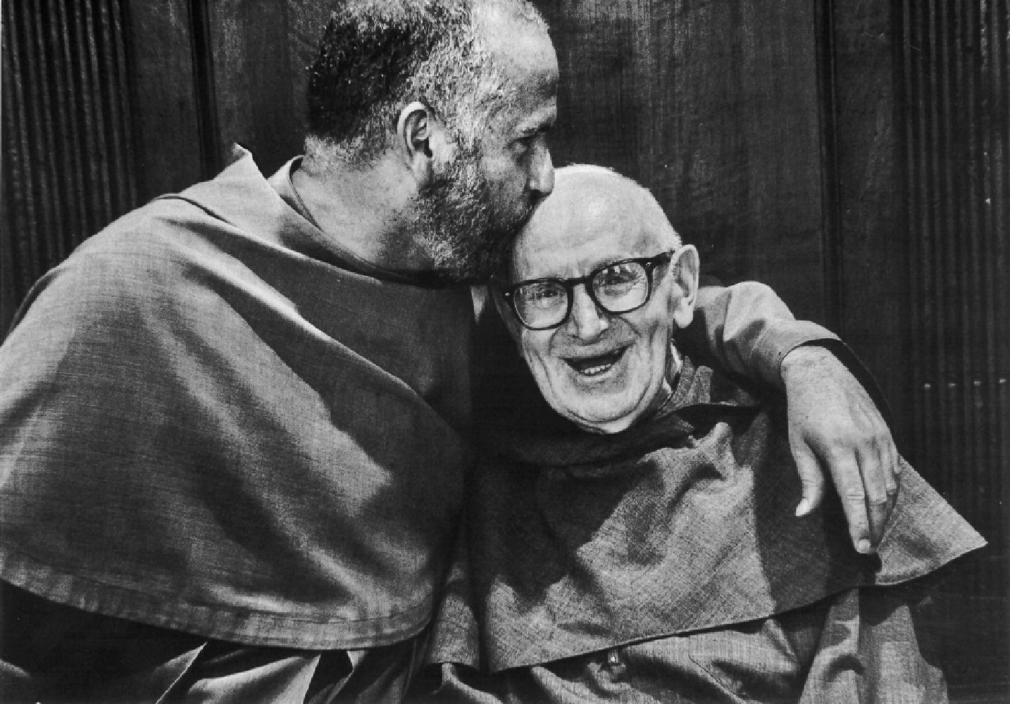 Fra Rafael e fra Mario nel Refettorio del Sacro Convento di Assisi. Anche questa immagine è opera di Gianluigi Di Napoli ed è tra le fotografie che corredano il “Calendario francescano 2026”. Che può essere richiesto gratuitamente: per informazioni e prenotazioni sanfrancescovive.org