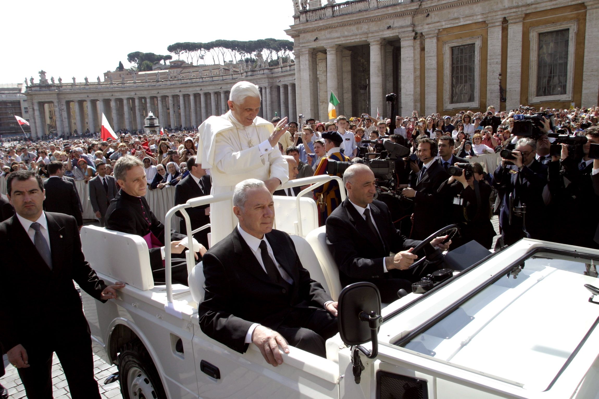 Gugel (sul sedile anteriore, in primo piano) sulla papamobile con Benedetto XVI