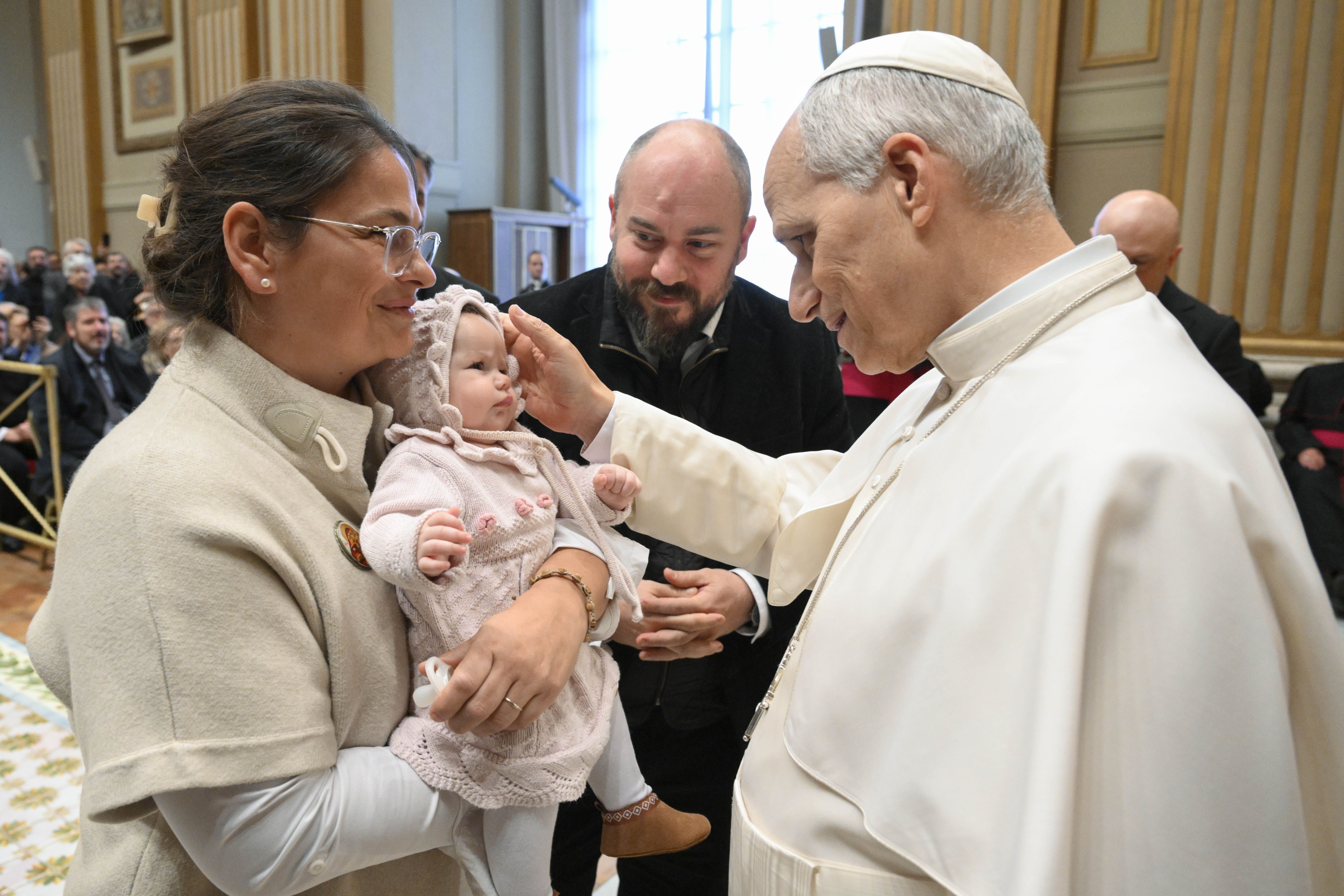 Papa Leone XIV con una famiglia del Cammino neocatecumenale, 19 gennaio 2026 - (Vatican Media)