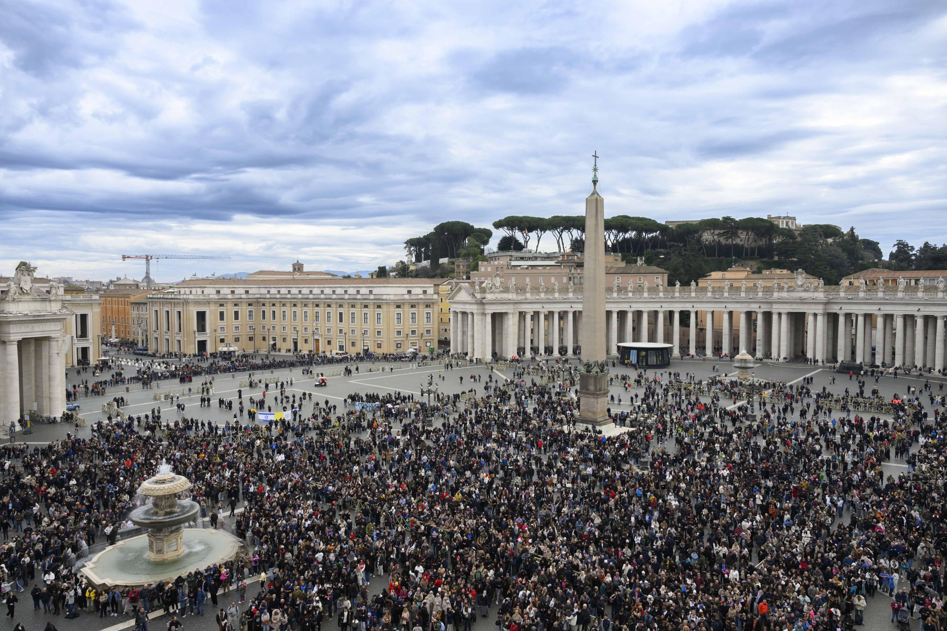 I fedeli presenti in piazza San Pietro durante l'Angelus, 18 gennaio 2026 - (ANSA)