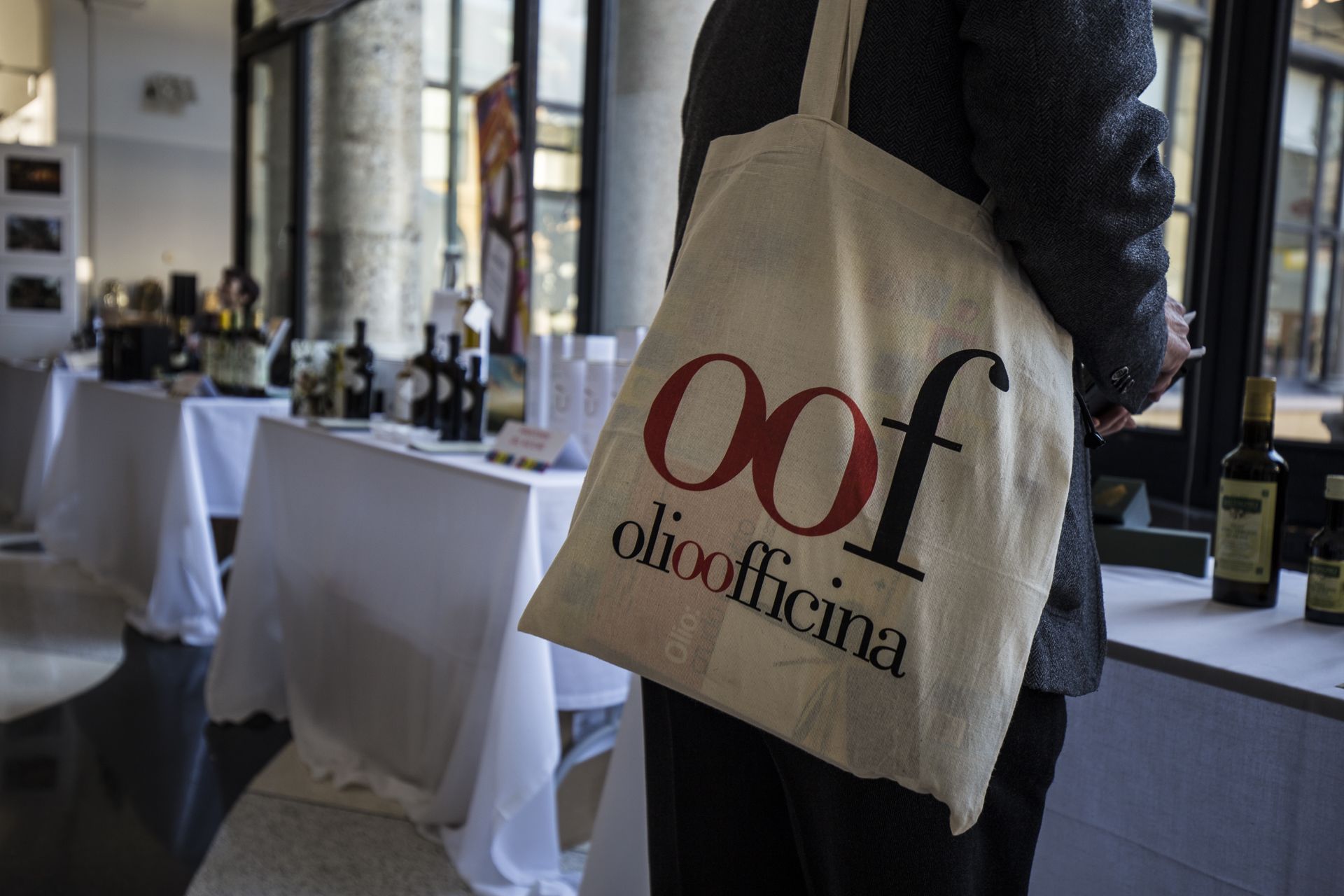 Fra i banchi di Olio Officina Festival in una edizione passata © Olio Officina