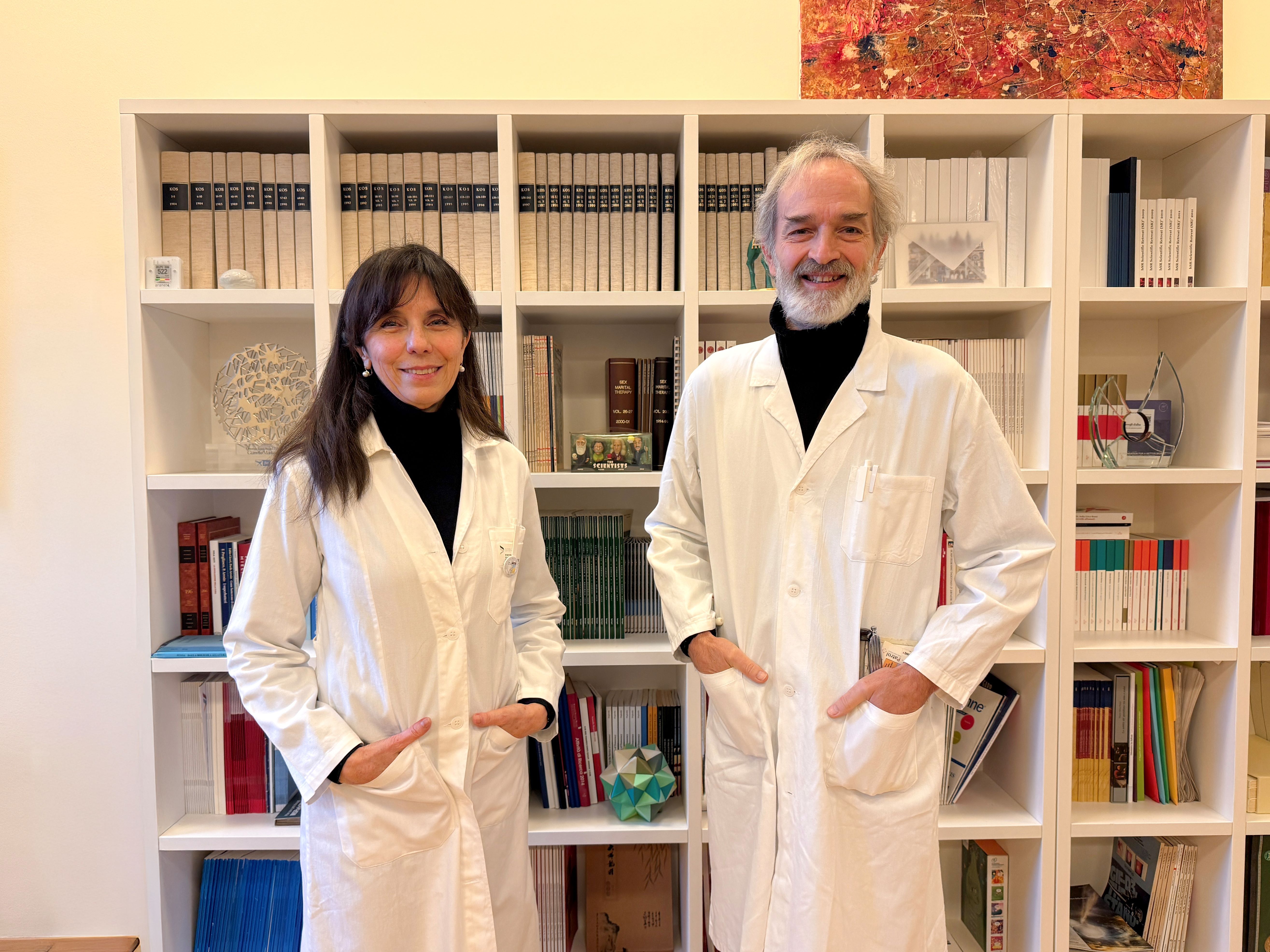 Paola Panina, docente di Biologia cellulare all'Università Vita-Salute San Raffaele, e Gianvito Martino, prorettore alla Ricerca dello stesso ateneo e direttore scientifico dell'Ospedale San Raffaele / Ufficio stampa San Raffaele