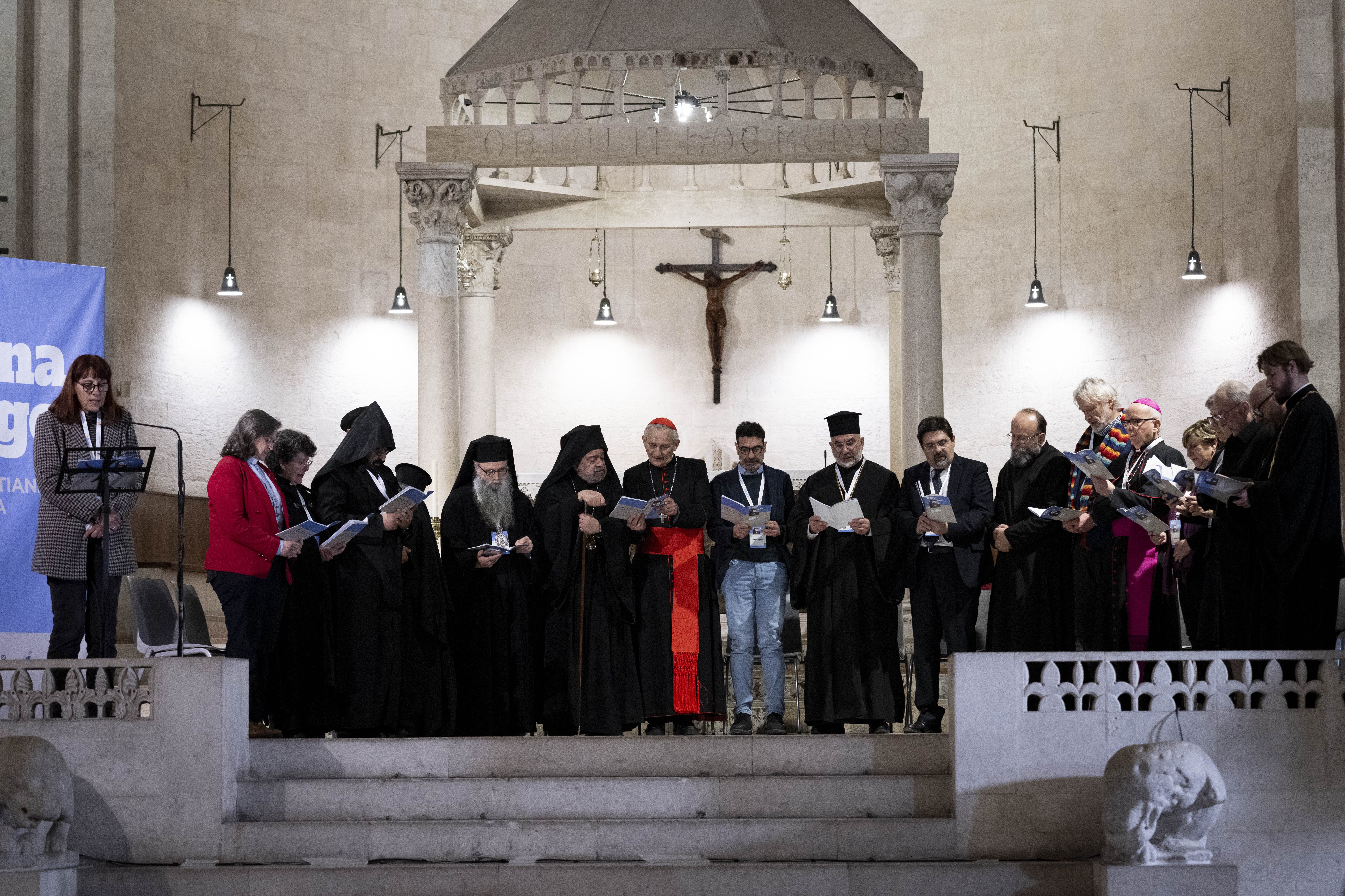 I rappresentanti di 18 confessioni cristiane leggono a Bari il Patto fra le Chiese in apertura del primo Simposio delle Chiese cristiane in Italia / SICILIANI