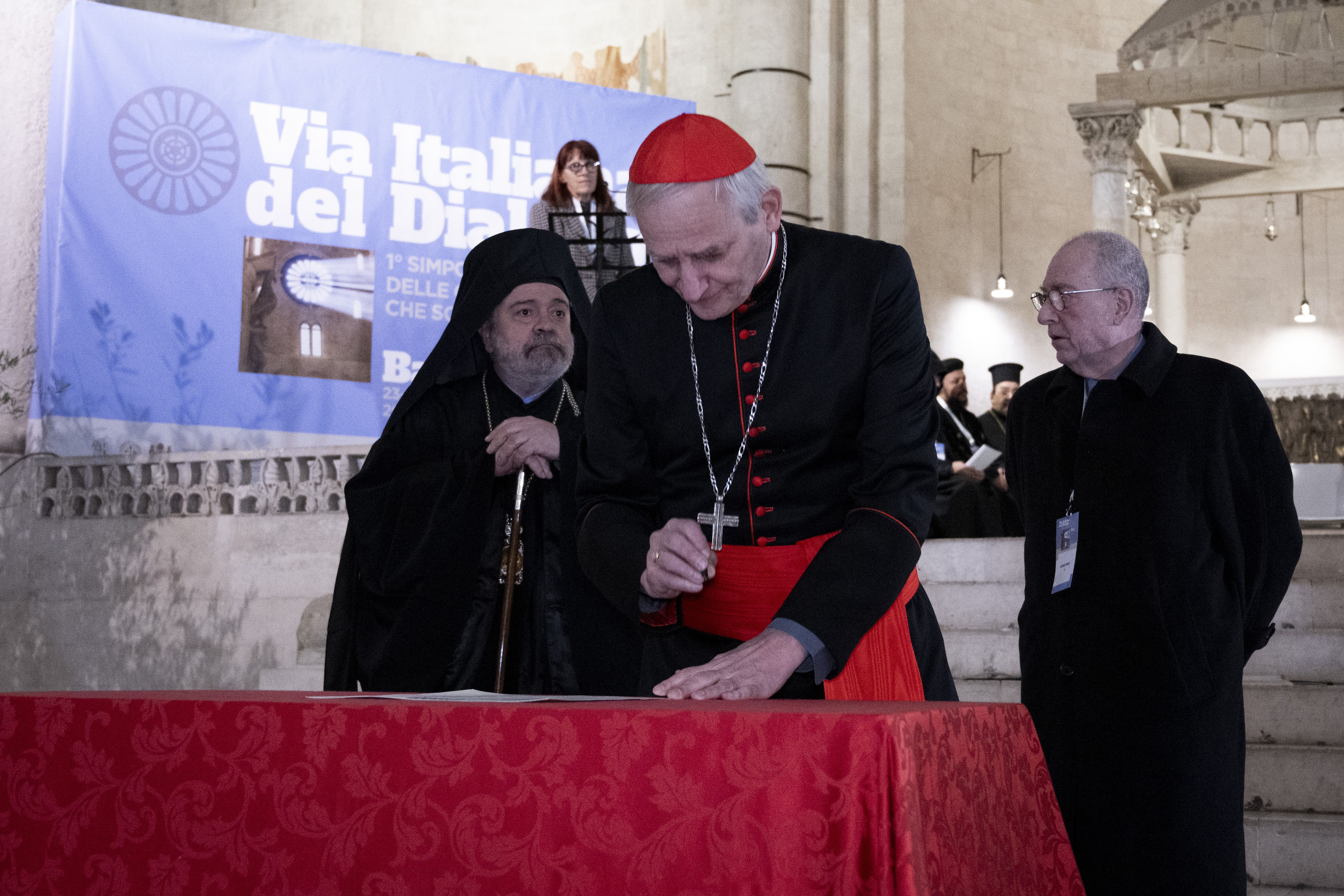 Il cardinale Matteo Zuppi, presidente della Cei, firma a Bari il Patto fra le Chiese in apertura del primo Simposio delle Chiese cristiane in Italia / SICILIANI