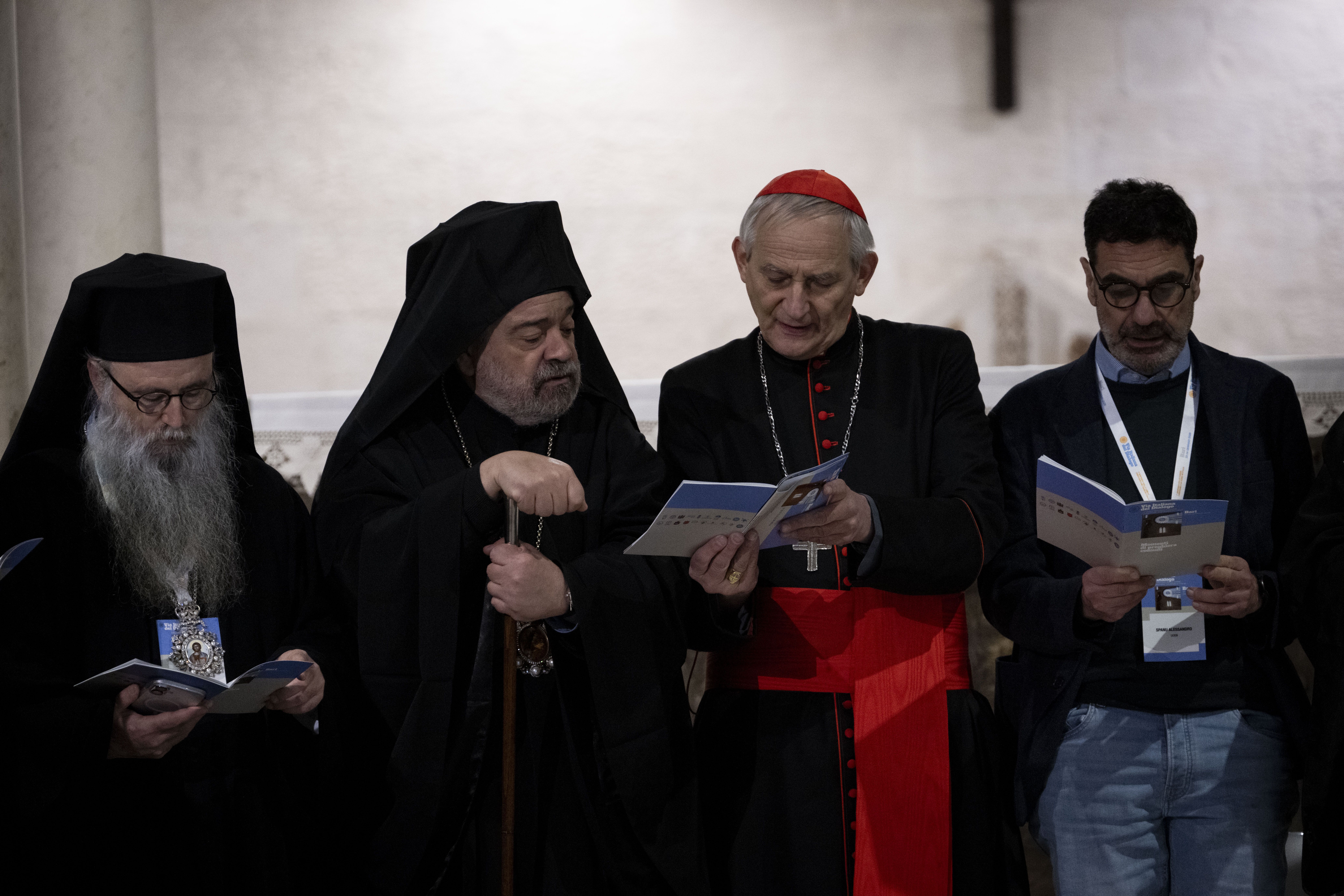 I rappresentanti di 18 confessioni cristiane leggono a Bari il Patto fra le Chiese in apertura del primo Simposio delle Chiese cristiane in Italia / SICILIANI