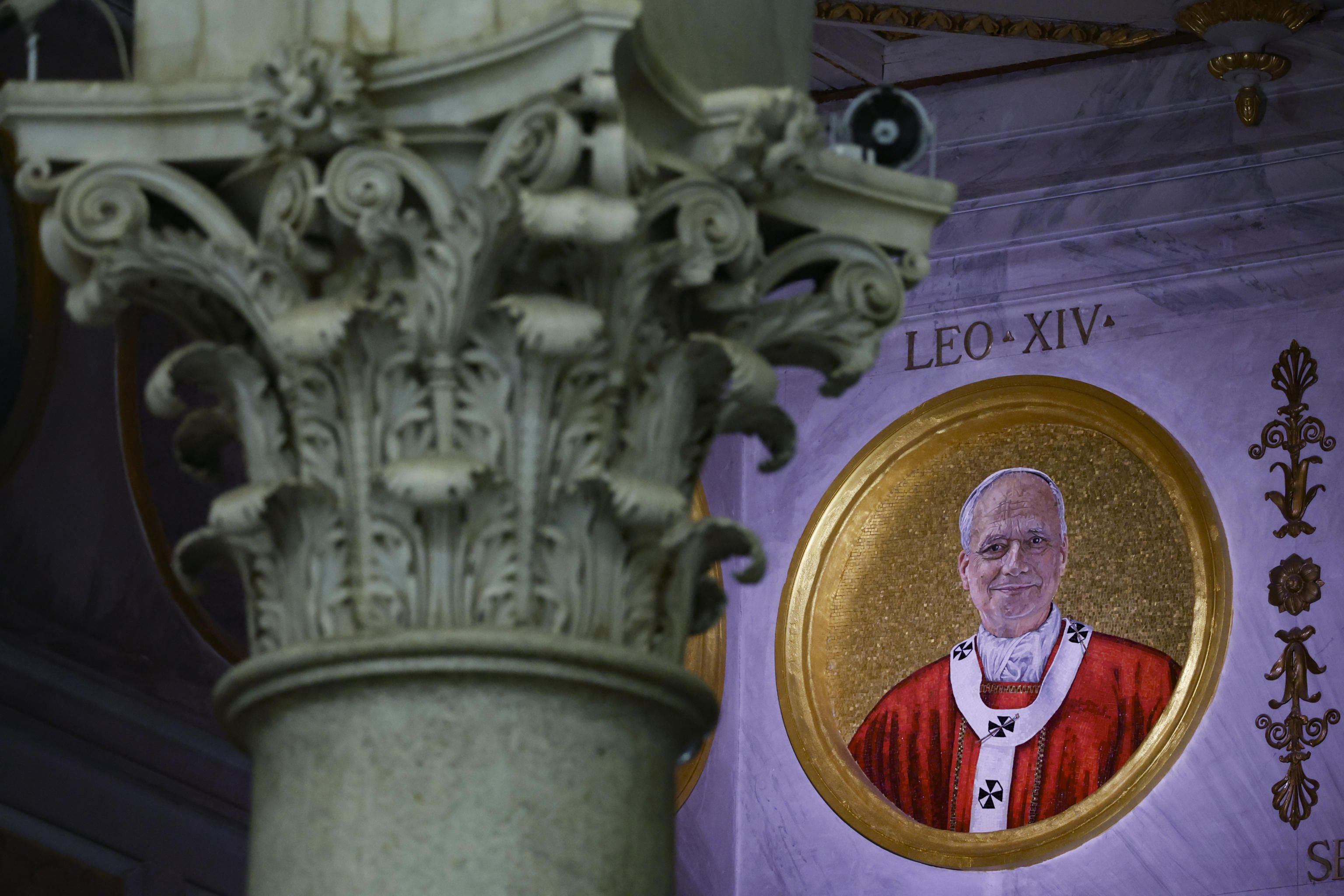 Tondo musivo di papa Leone XIV apposto nella Basilica di San Paolo fuori le Mura, 25 gennaio 2026 - (ANSA)