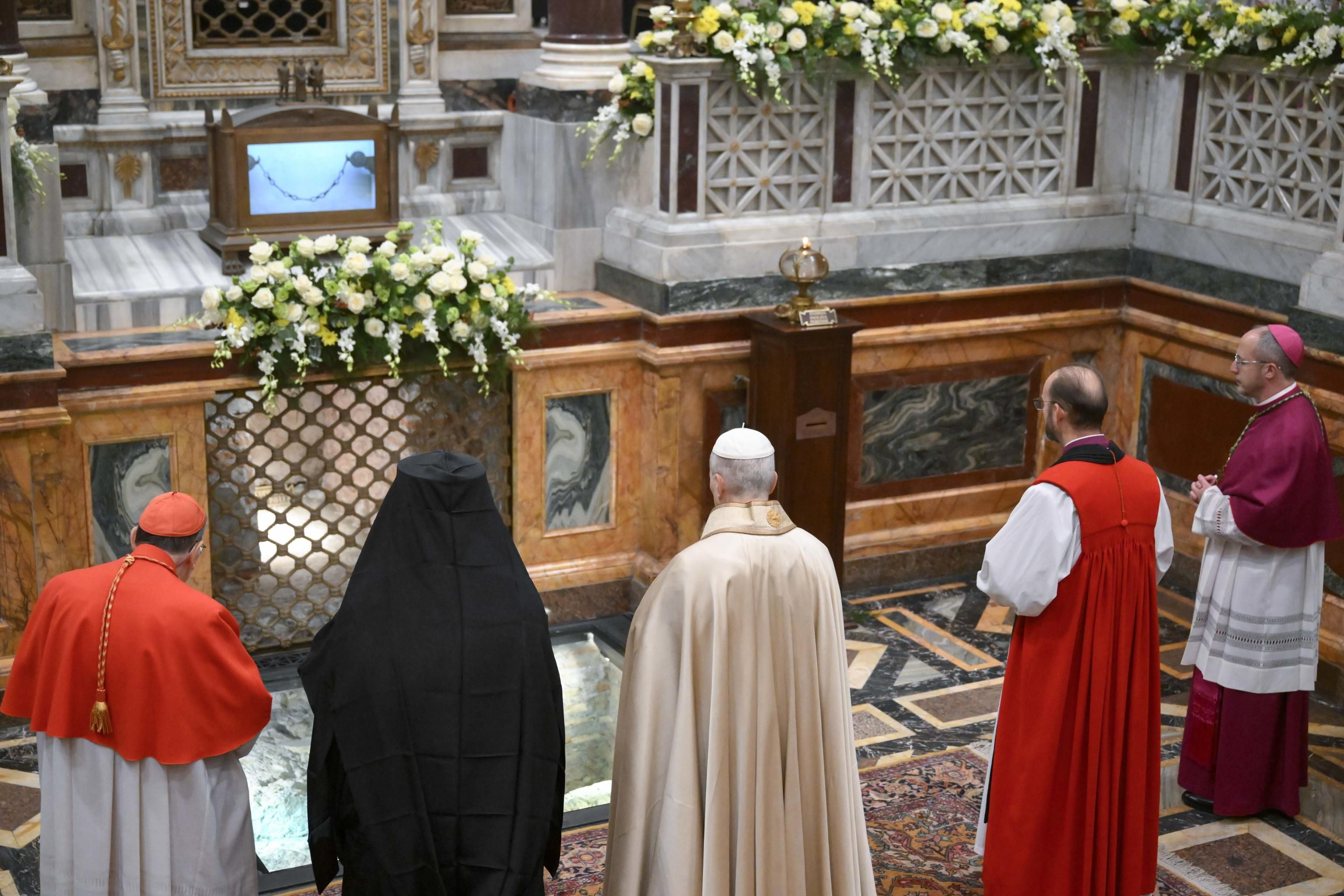 Papa Leone XIV presiede i Secondi Vespri nella solennità della conversione di san Paolo nella Basilica di San Paolo fuori le Mura, 25 gennaio 2026 - (ANSA)