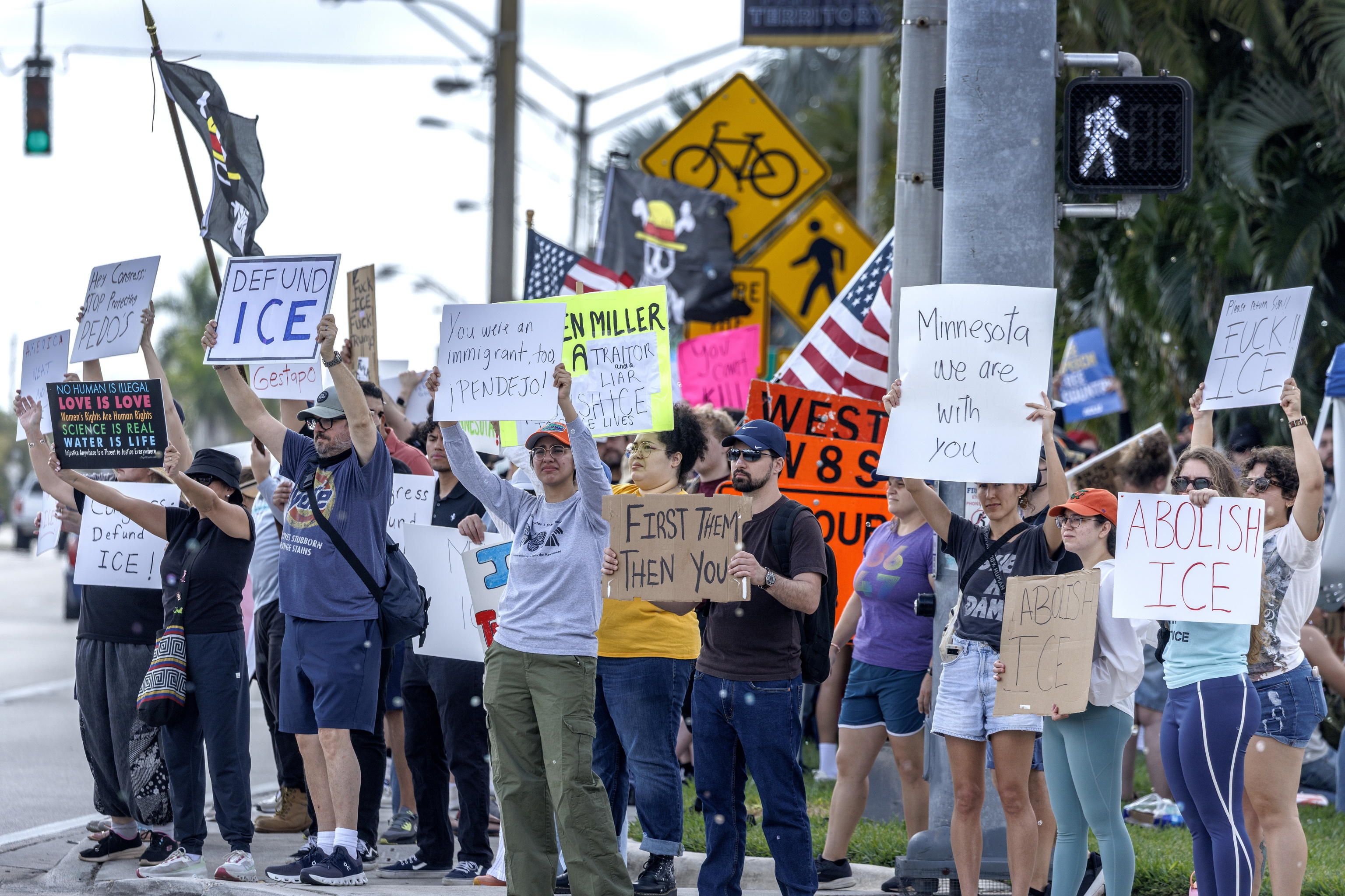Le manifestazioni stanno coinvolgendo decine di persone in diverse città degli Stati Uniti. "Minnesota siamo con voi" dicono i cartelli di alcuni cittadini a Miami, in Florida EPA/CRISTOBAL HERRERA-ULASHKEVICH