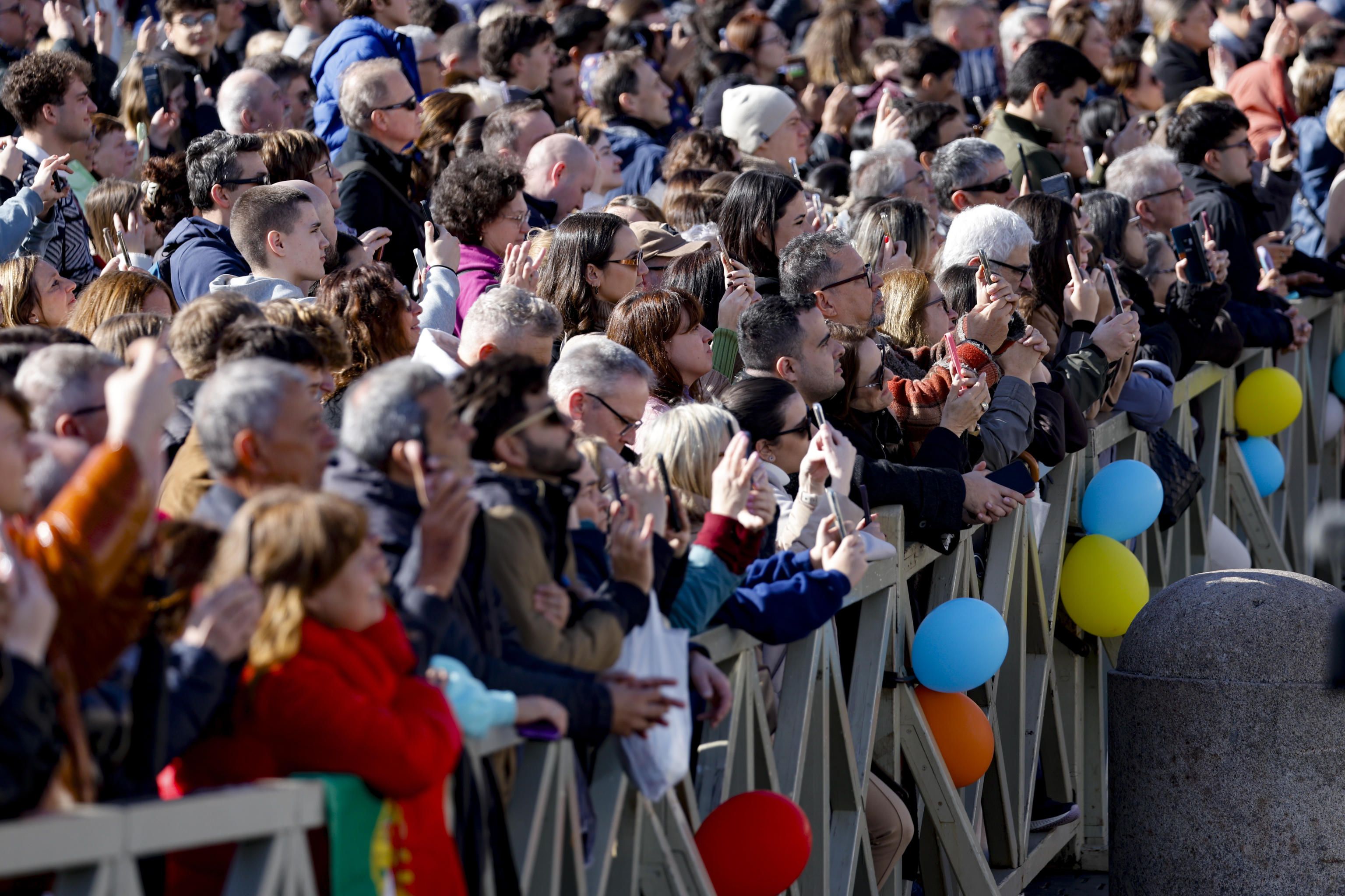 Fedeli in piazza San Pietro per la preghiera dell'Angelus, 25 gennaio 2026 - (ANSA)
