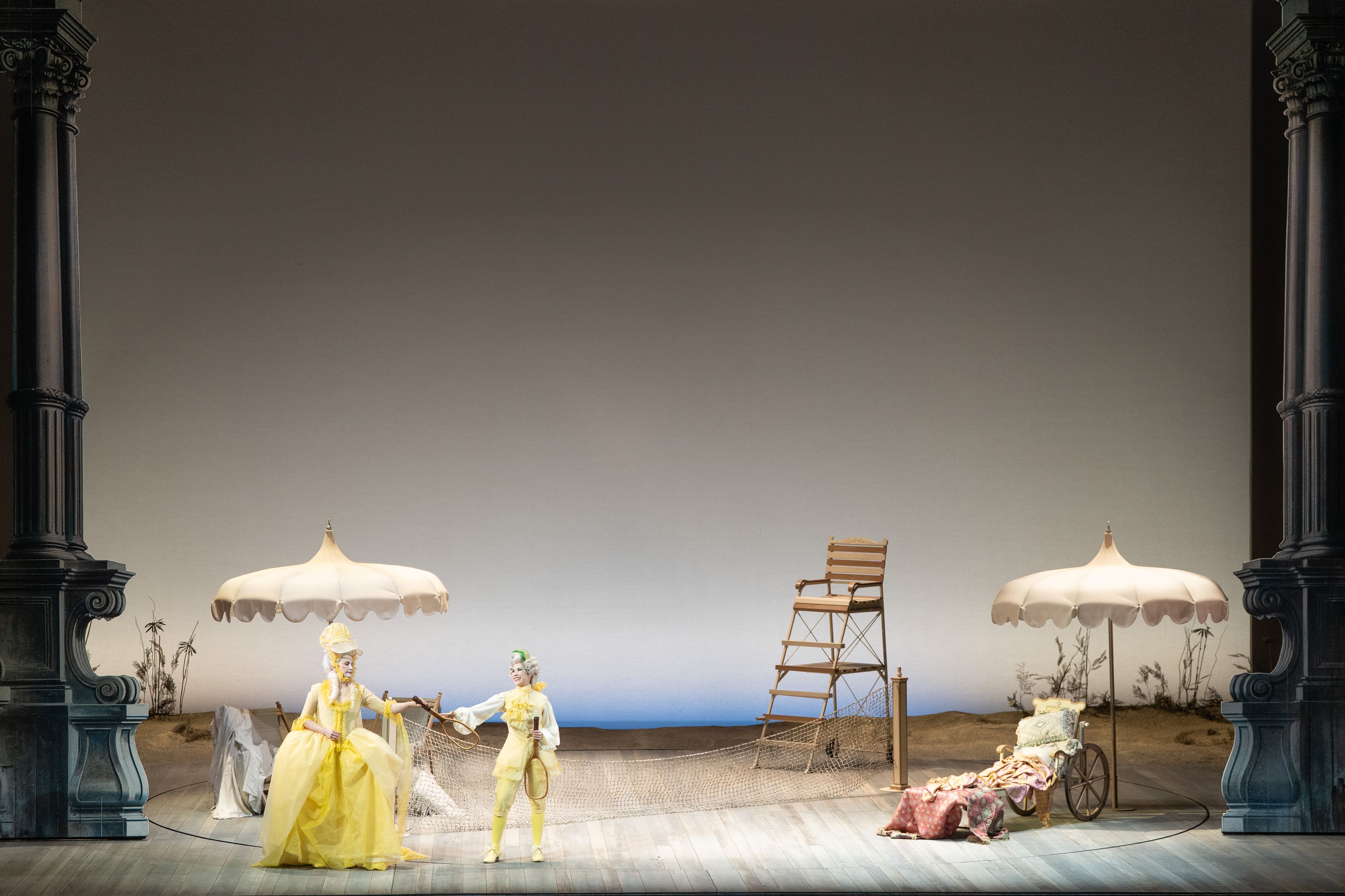 Una scena de "La Cecchina", l'opera di Niccolò Piccinni che ha inaugurato la stagione lirica al teatro Petruzzelli di Bari / Clarissa Lapolla