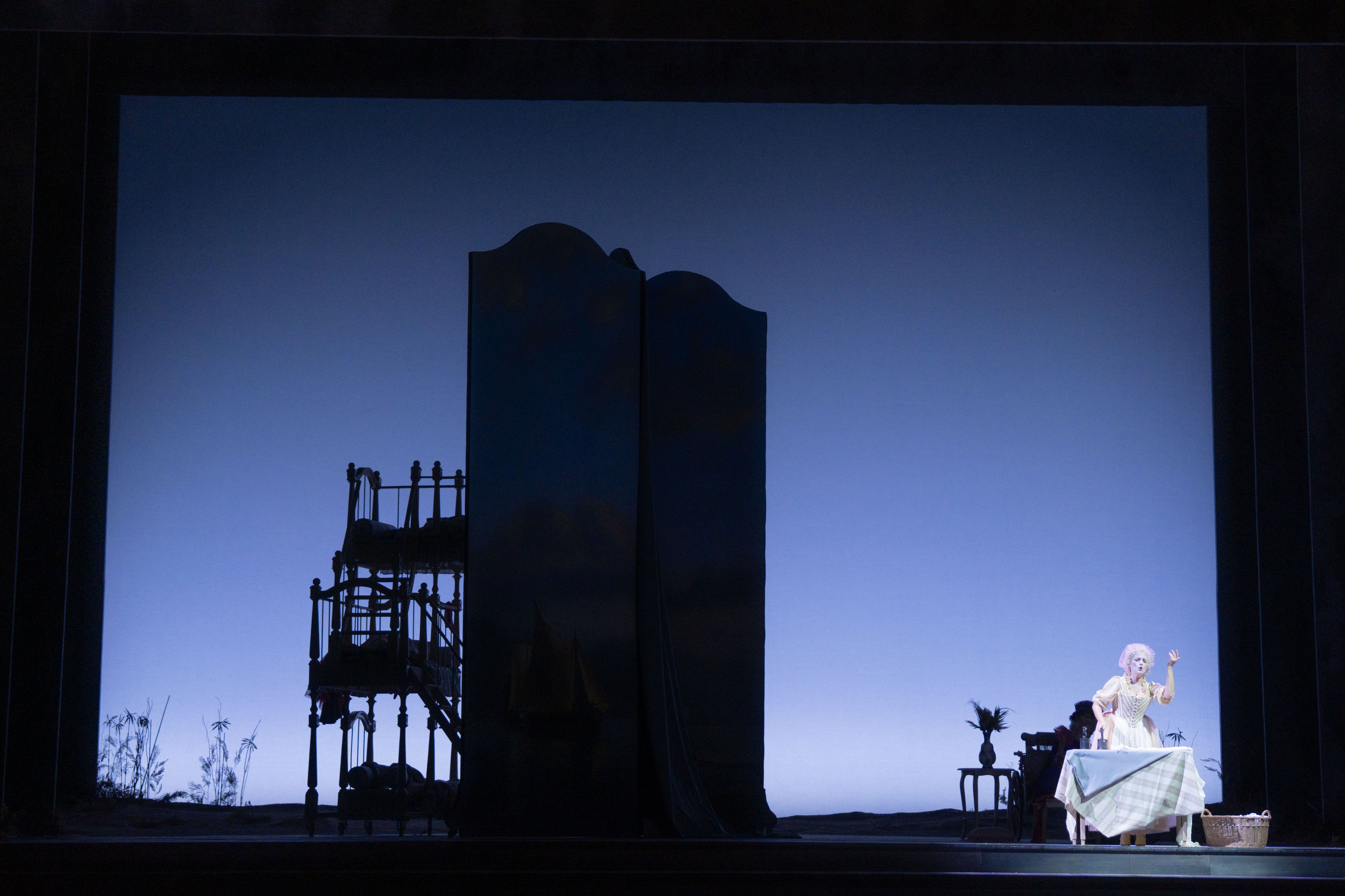 Una scena de "La Cecchina", l'opera di Niccolò Piccinni che ha inaugurato la stagione lirica al teatro Petruzzelli di Bari / Clarissa Lapolla