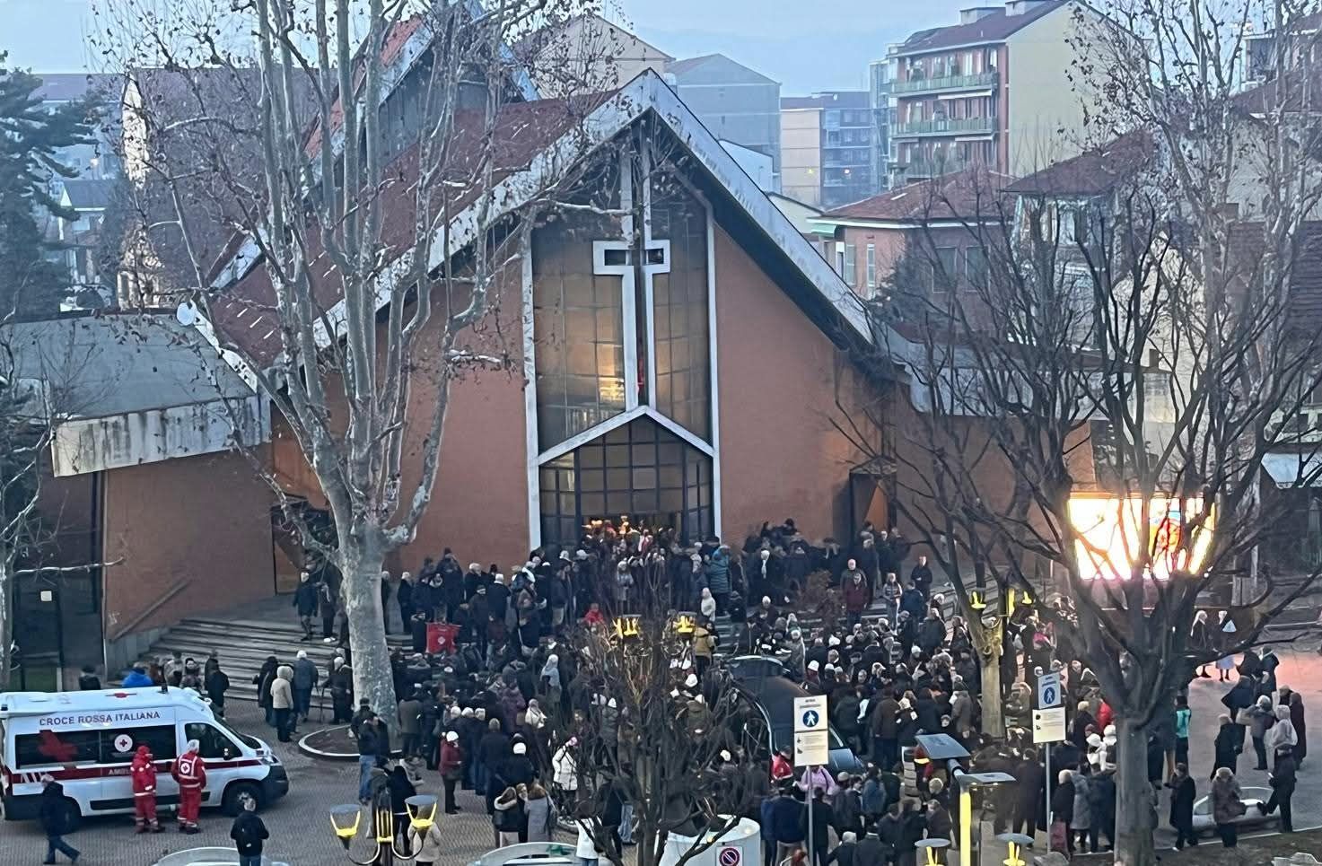 Folla davanti alla chiesa per i funerali di don Paolo Gariglio