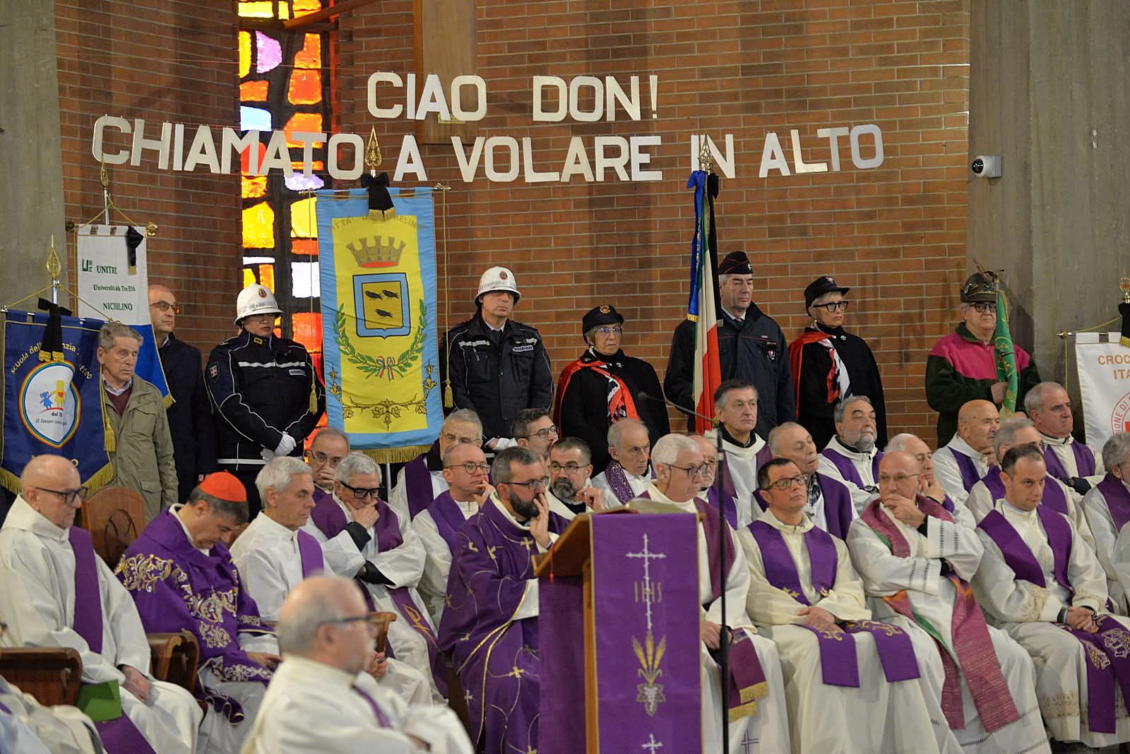 La chiesa durante i funerali di don Paolo