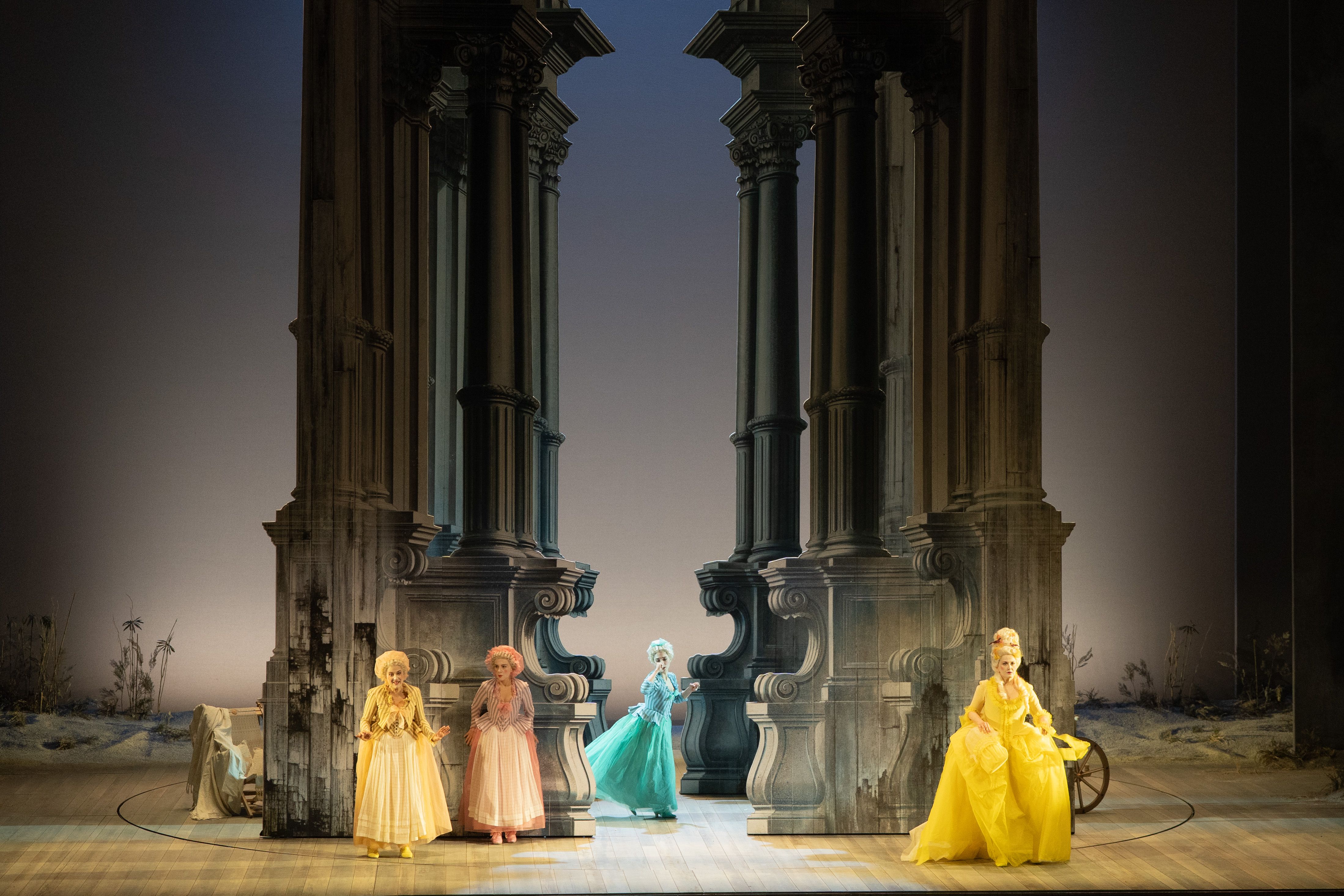 Una scena de "La Cecchina", l'opera di Niccolò Piccinni che ha inaugurato la stagione lirica al teatro Petruzzelli di Bari / Clarissa Lapolla