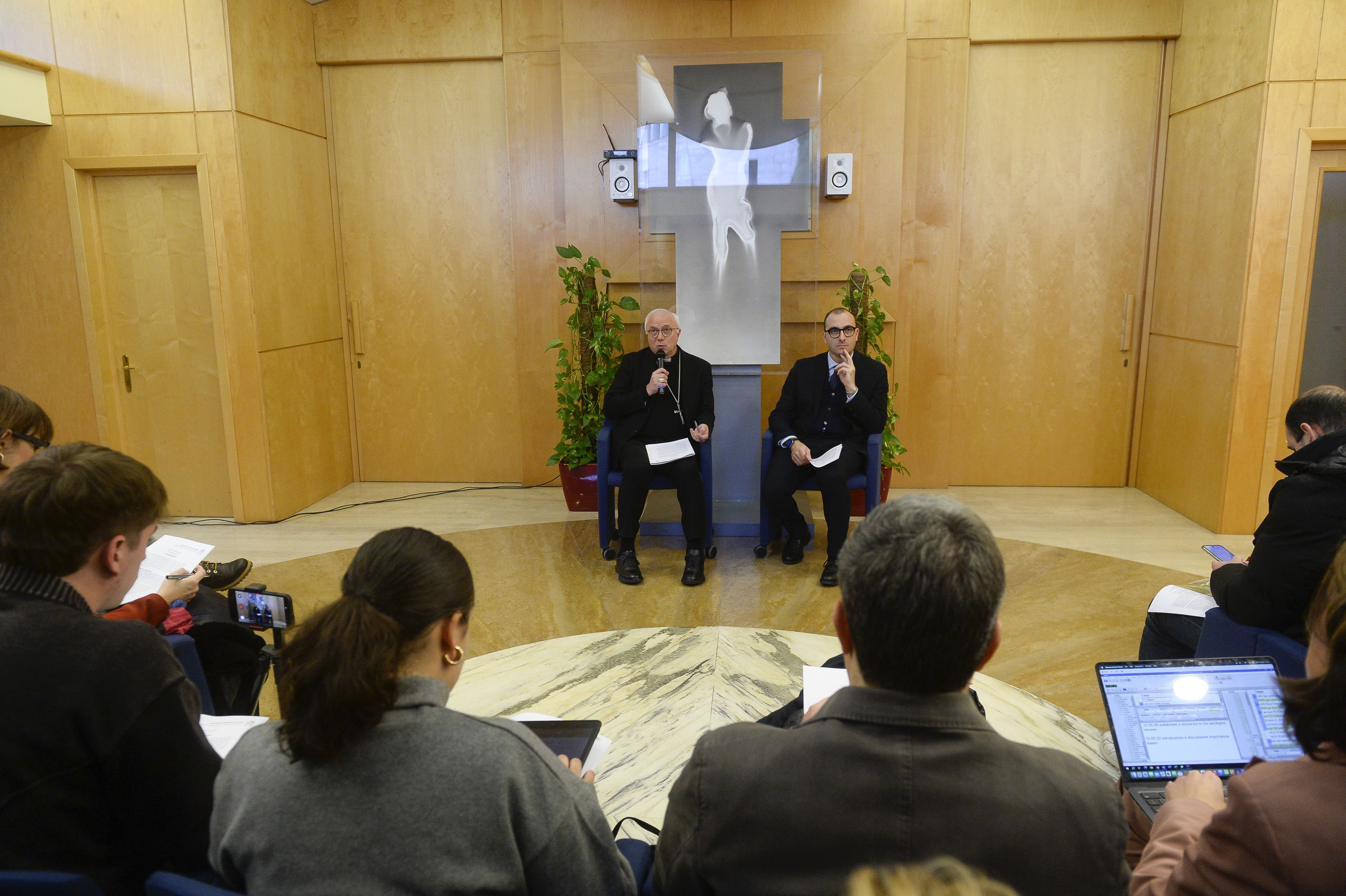 Il segretario generale della Cei, l'arcivescovo Giuseppe Baturi, nella conferenza stampa al termine del Consiglio permanente / SICILIANI